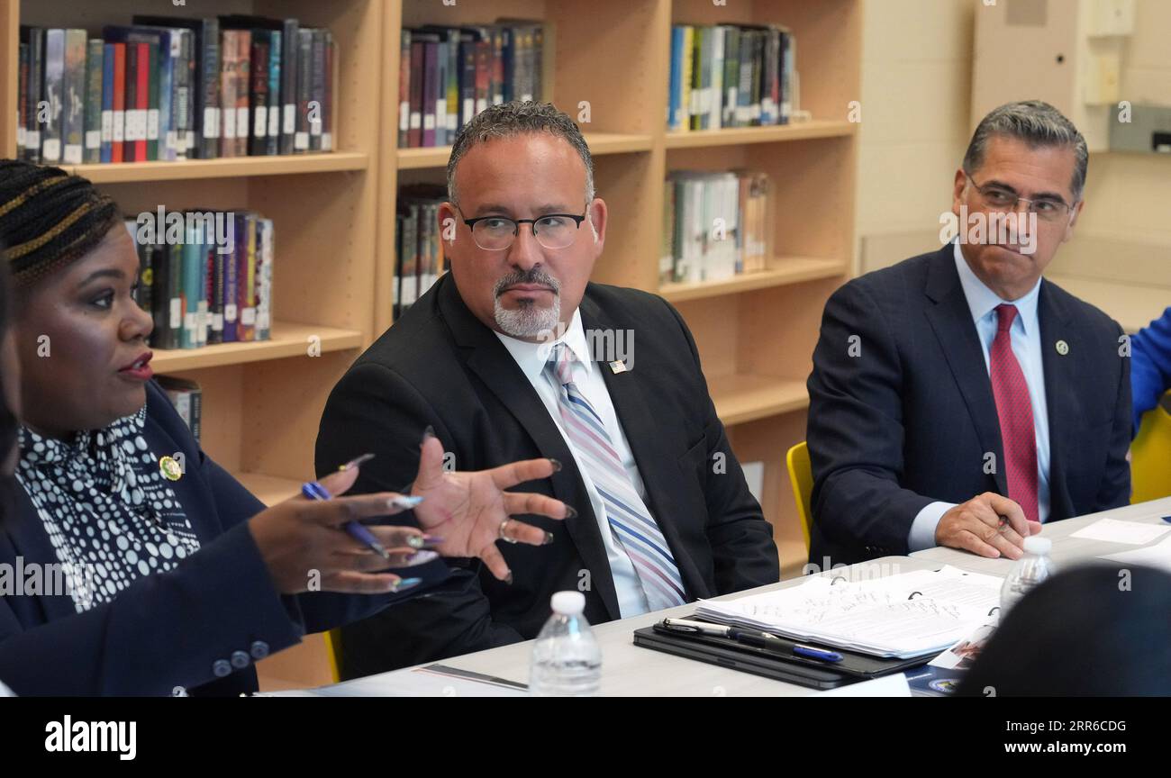 Xavier Beccera, secrétaire américain à la Santé et aux Services sociaux, et Miguel Cardona, secrétaire américain à l'éducation, écoutez la représentante Cori Bush D-Mo, faire ses remarques lors d'une table ronde à la Compton Drew Middle School de St. Louis le mercredi 6 septembre 2023. Le groupe a visité l'école dans le cadre de la tournée « Retour à l'école en bus Tour 2023 : Raise the Bar ». Les discussions incluent l'engagement de l'administration Biden à aider les étudiants à se remettre de l'impact de la pandémie et à continuer sur la voie du succès. Photo de Bill Greenblatt/UPI Banque D'Images