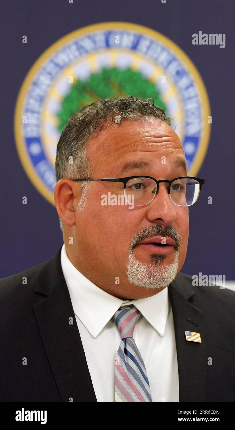 St. Louis, États-Unis. 06 septembre 2023. Le secrétaire américain à l'éducation Miguel Cardona s'entretient avec des journalistes à la Compton Drew Middle School à la suite d'une table ronde avec des responsables scolaires à St. Louis le mercredi 6 septembre 2023. Cardona a visité l'école dans le cadre de la tournée de retour à l'école en bus 2023 : Raise the Bar. Les discussions incluent l'engagement de l'administration Biden à aider les étudiants à se remettre de l'impact de la pandémie et à continuer sur la voie du succès. Photo de Bill Greenblatt/UPI crédit : UPI/Alamy Live News Banque D'Images