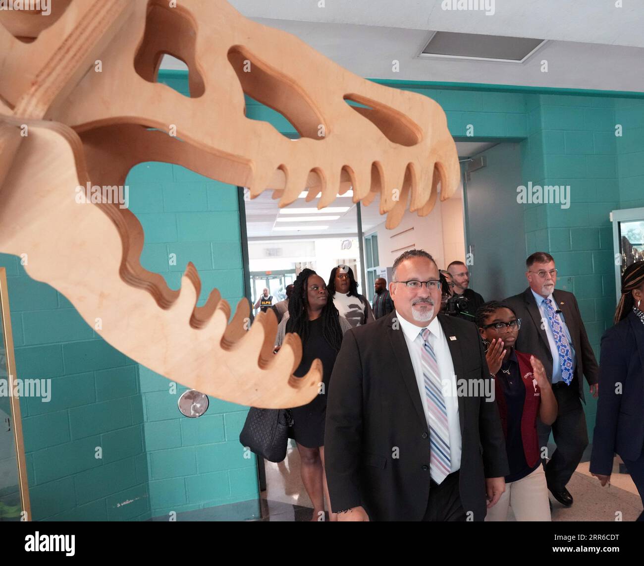 St. Louis, États-Unis. 10 septembre 2023. Le secrétaire américain à l'éducation Miguel Cardona traverse le collège Compton Drew pour participer à une table ronde avec des responsables scolaires à St. Louis le mercredi 6 septembre 2023. Cardona a visité l'école dans le cadre de la tournée de retour à l'école en bus 2023 : Raise the Bar. Les discussions incluent l'engagement de l'administration Biden à aider les étudiants à se remettre de l'impact de la pandémie et à continuer sur la voie du succès. Photo de Bill Greenblatt/UPI crédit : UPI/Alamy Live News Banque D'Images
