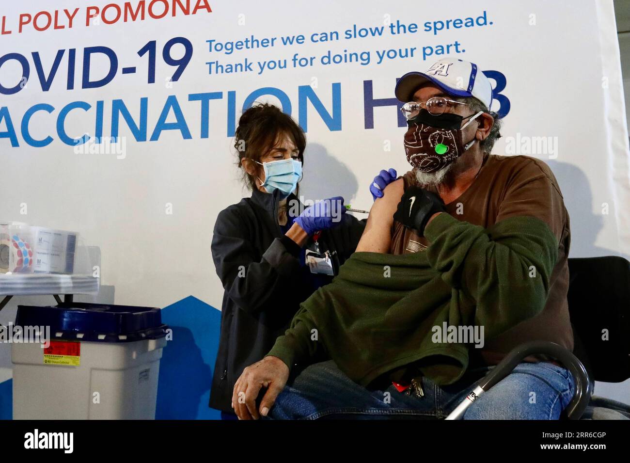 210206 -- POMONA, le 6 février 2021 -- Un travailleur de la santé administre une dose de vaccin contre la COVID-19 à un receveur dans un nouveau site de vaccination de la California Polytechnic State University à Pomona, comté de Los Angeles, Californie, États-Unis, le 5 février 2021. un autre site de vaccination à grande échelle contre la COVID-19 a été ouvert au public sur le parking de l ' Université polytechnique de Californie à Pomona vendredi, dans le but de fournir des vaccins aux résidents particulièrement vulnérables, à commencer par les personnes âgées de 75 ans et plus. U.S.-CALIFORNIA-COVID-19-EXTRA VACCINATION SITE XINHUA PUBLICATIONXNOTXINXCHN Banque D'Images