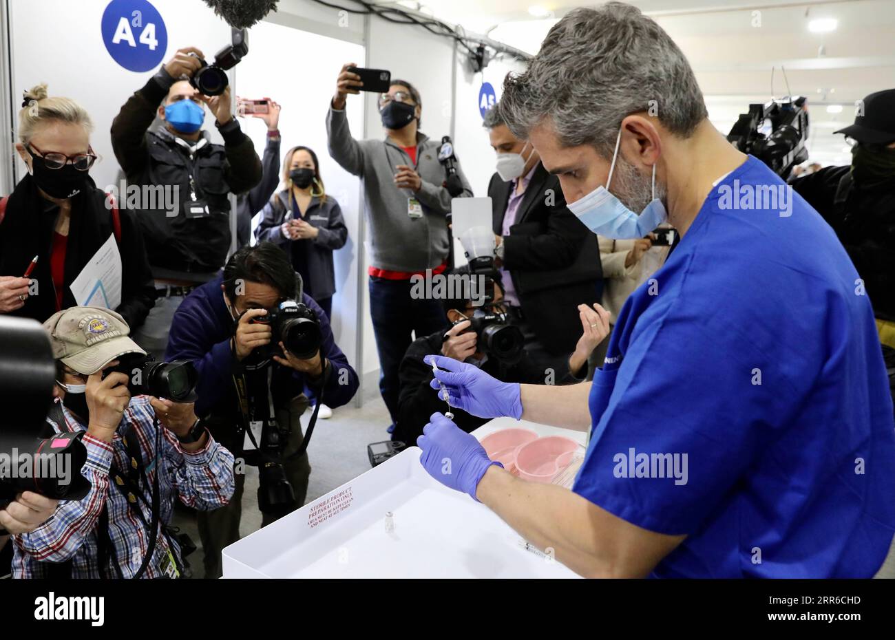 210206 -- POMONA, le 6 février 2021 -- Un travailleur de la santé prépare une dose de vaccin contre la COVID-19 sur un nouveau site de vaccination de la California Polytechnic State University à Pomona, comté de Los Angeles, Californie, États-Unis, le 5 février 2021. un autre site de vaccination à grande échelle contre la COVID-19 a été ouvert au public sur le parking de l ' Université polytechnique de Californie à Pomona vendredi, dans le but de fournir des vaccins aux résidents particulièrement vulnérables, à commencer par les personnes âgées de 75 ans et plus. U.S.-CALIFORNIA-COVID-19-EXTRA VACCINATION SITE XINHUA PUBLICATIONXNOTXINXCHN Banque D'Images