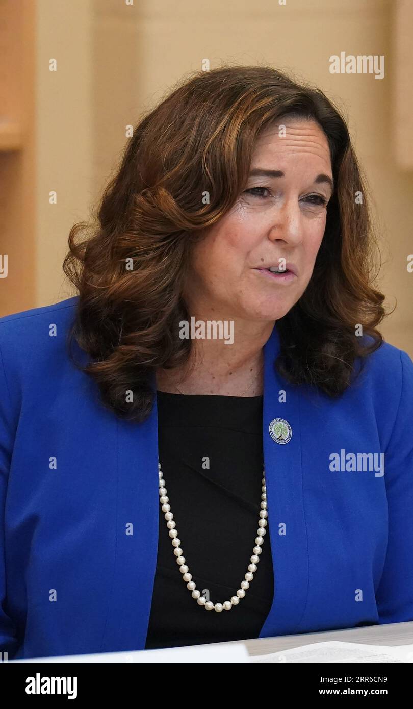 Cindy Marten, députée américaine à l'éducation, fait ses remarques lors d'une table ronde avec le secrétaire américain à l'éducation Miguel Cardona et le secrétaire américain à la Santé et aux Services sociaux Xavier Beccera, à la Compton Drew Middle School de St. Louis le mercredi 6 septembre 2023. Le groupe a visité l'école dans le cadre de la tournée « Retour à l'école en bus Tour 2023 : Raise the Bar ». Les discussions incluent l'engagement de l'administration Biden à aider les étudiants à se remettre de l'impact de la pandémie et à continuer sur la voie du succès. Photo de Bill Greenblatt/UPI Banque D'Images