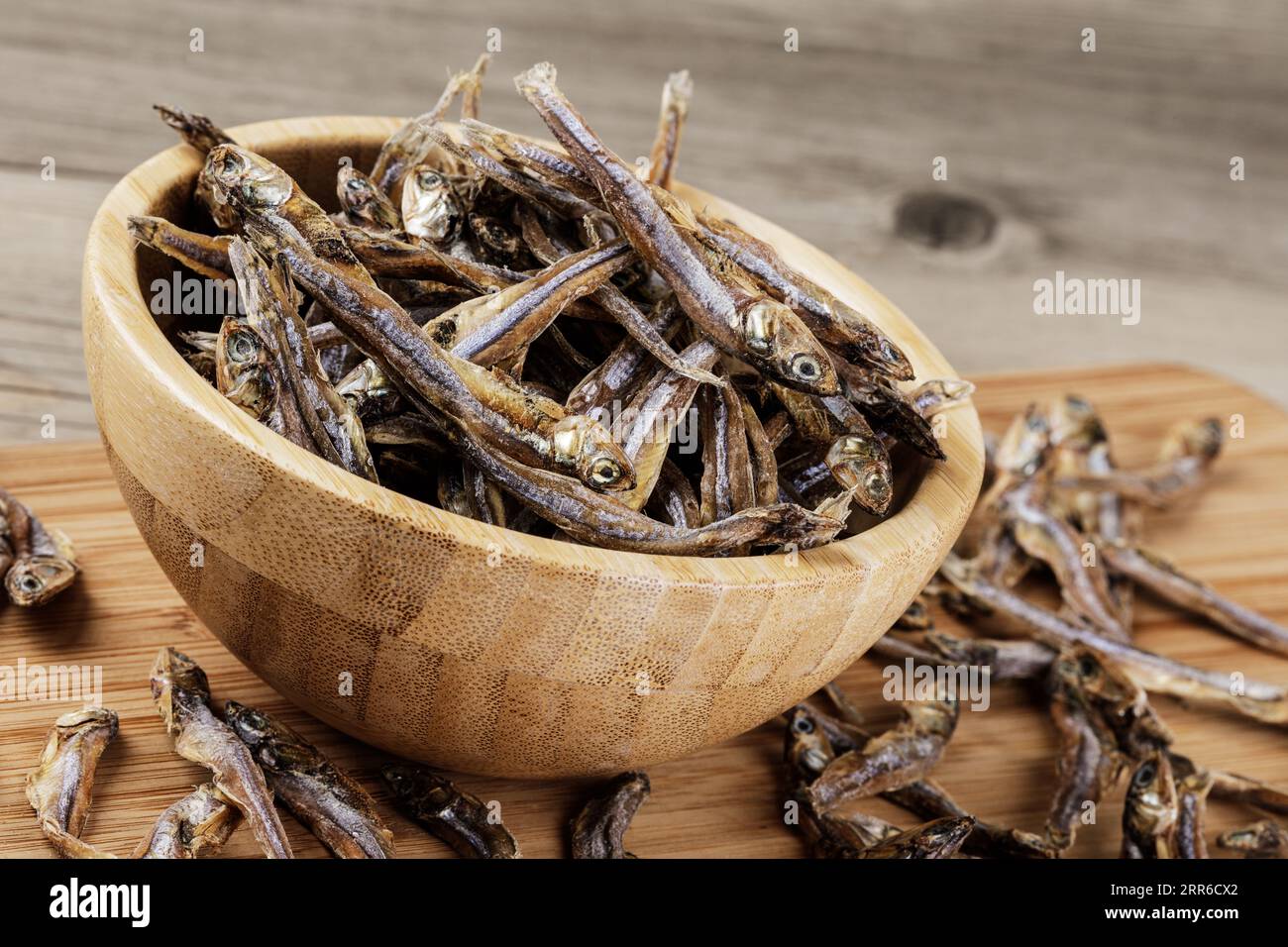 Un bol en bois deSmall Dried Fish considéré comme une épicerie fine dans la plupart des pays asiatiques, Philippines, Asie du Sud-est Banque D'Images