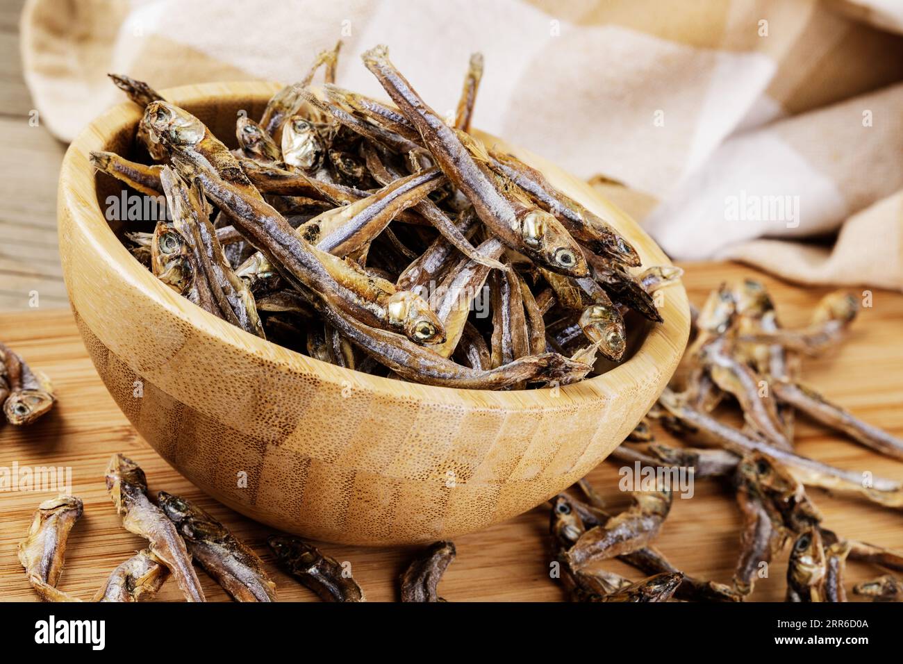 Un bol en bois deSmall Dried Fish considéré comme une épicerie fine dans la plupart des pays asiatiques, Philippines, Asie du Sud-est Banque D'Images