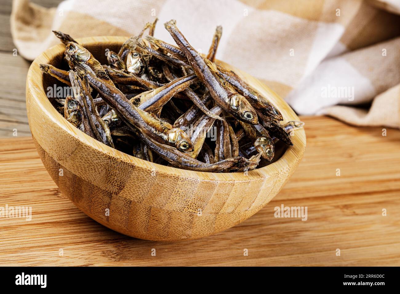 Un bol en bois deSmall Dried Fish considéré comme une épicerie fine dans la plupart des pays asiatiques, Philippines, Asie du Sud-est Banque D'Images