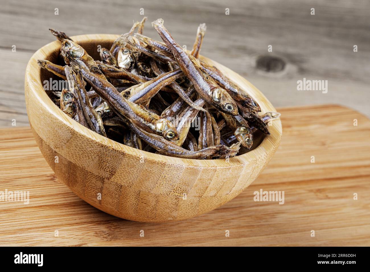 Un bol en bois deSmall Dried Fish considéré comme une épicerie fine dans la plupart des pays asiatiques, Philippines, Asie du Sud-est Banque D'Images