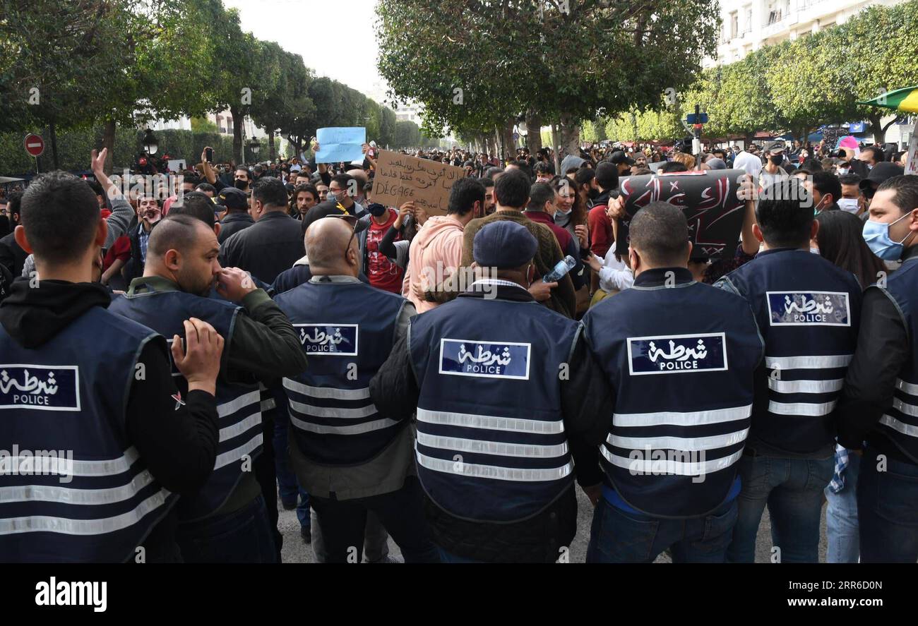 210206 -- TUNIS, le 6 février 2021 -- des policiers affrontent des manifestants lors d'une manifestation à Tunis, Tunisie, le 6 février 2021. Une marche de protestation a été organisée samedi dans la capitale tunisienne Tunis pour commémorer le huitième anniversaire de l'assassinat de l'opposant de gauche Chokri Belaid dans le cadre de mesures de sécurité strictes. Photo de /Xinhua TUNISIA-TUNIS-PROTEST AdelxEzzine PUBLICATIONxNOTxINxCHN Banque D'Images
