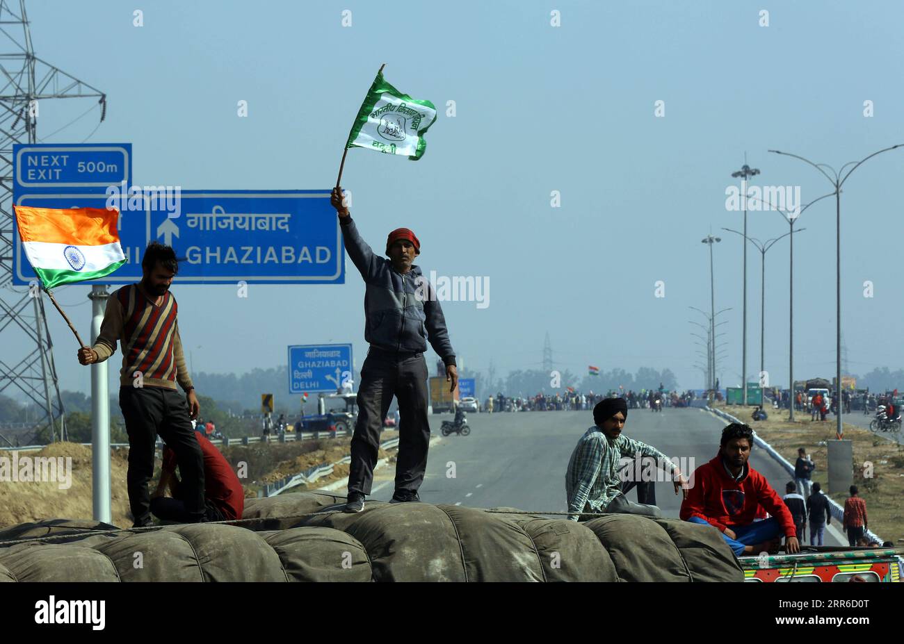 210206 -- NEW DELHI, le 6 février 2021 -- des agriculteurs prennent part à une manifestation contre les nouvelles lois agricoles à la frontière entre New Delhi et l'État de Haryana en Inde, le 6 février 2021. Les autorités indiennes ont sonné une alerte et renforcé la sécurité dans la capitale nationale New Delhi samedi avant l'appel des agriculteurs pour le barrage routier de la confiture de chakka. Str/Xinhua INDIA-NEW DELHI-FARMERS PROTESTENT CONTRE ParthaxSarkar PUBLICATIONxNOTxINxCHN Banque D'Images