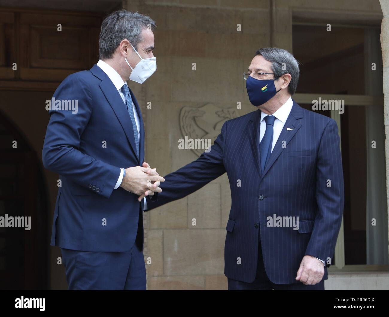 210208 -- NICOSIE, le 8 février 2021 -- le président chypriote Nicos Anastasiades R accueille le Premier ministre grec Kyriakos Mitsotakis au palais présidentiel de Nicosie, Chypre, le 8 février 2021. Kyriakos Mitsotakis est à Chypre pour une visite d'une journée. /Pool via Xinhua CHYPRE-PRÉSIDENT-GRÈCE-PREMIER MINISTRE-RÉUNION StavrosxIoannides PUBLICATIONxNOTxINxCHN Banque D'Images