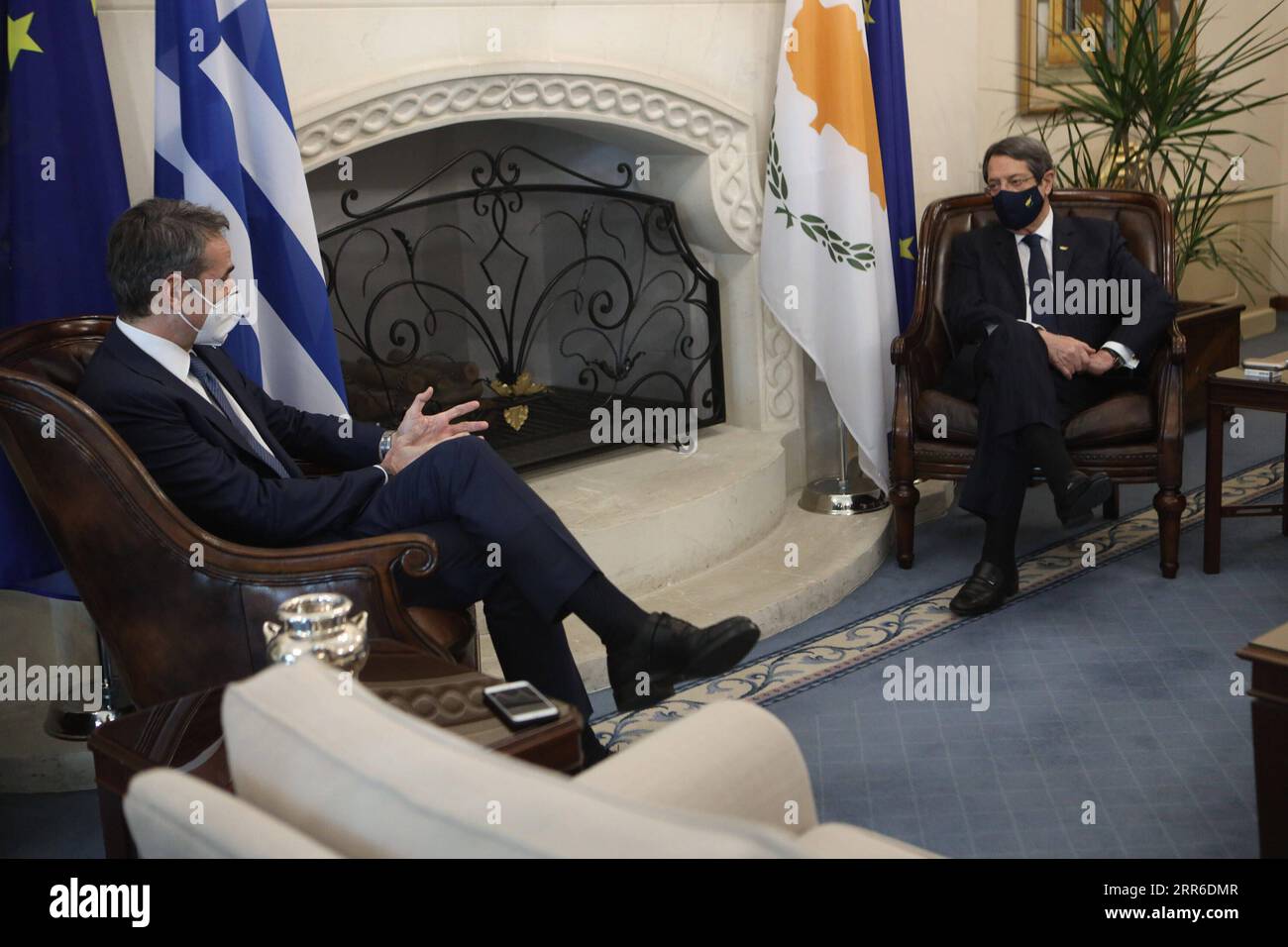 210208 -- NICOSIE, le 8 février 2021 -- le président chypriote Nicos Anastasiades R s'entretient avec le Premier ministre grec Kyriakos Mitsotakis lors de leur rencontre au palais présidentiel à Nicosie, Chypre, le 8 février 2021. Kyriakos Mitsotakis est à Chypre pour une visite d'une journée. /Pool via Xinhua CHYPRE-PRÉSIDENT-GRÈCE-PREMIER MINISTRE-RÉUNION StavrosxIoannides PUBLICATIONxNOTxINxCHN Banque D'Images
