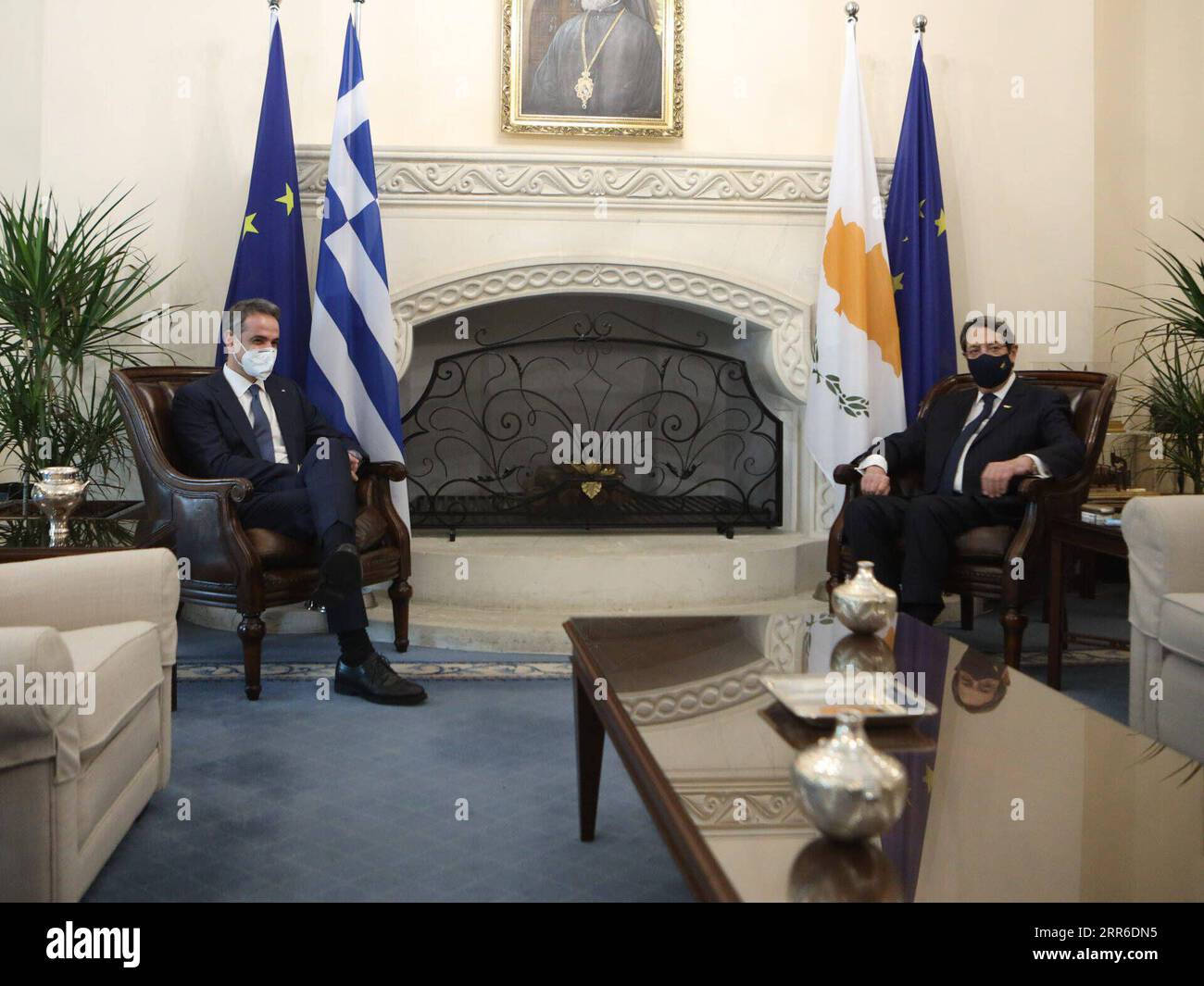 210208 -- NICOSIE, le 8 février 2021 -- le président chypriote Nicos Anastasiades R rencontre le Premier ministre grec Kyriakos Mitsotakis au palais présidentiel de Nicosie, Chypre, le 8 février 2021. Kyriakos Mitsotakis est à Chypre pour une visite d'une journée. /Pool via Xinhua CHYPRE-PRÉSIDENT-GRÈCE-PREMIER MINISTRE-RÉUNION StavrosxIoannides PUBLICATIONxNOTxINxCHN Banque D'Images