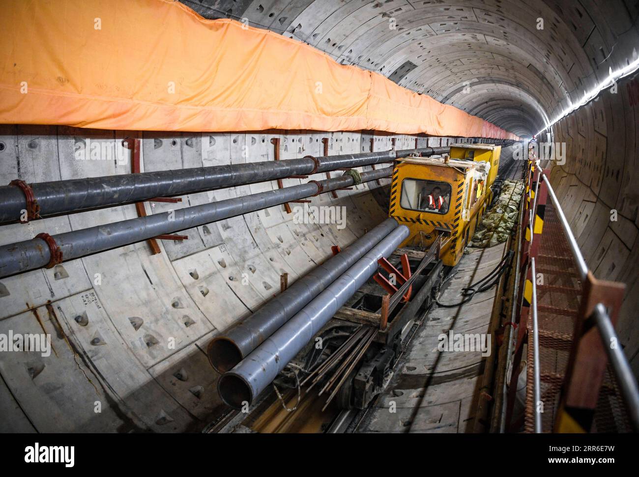 210209 -- ZHONGNING, le 9 février 2021 -- un ouvrier déplace des matériaux de construction à l'intérieur d'un tunnel traversant le fleuve jaune dans le comté de Zhongning, ville de Zhongwei, dans le nord-ouest de la Chine, Ningxia hui Autonomous Reigon, le 9 février 2021. Plus de 100 travailleurs sont toujours en service dans le tunnel pour assurer le développement du projet à temps malgré la prochaine fête du printemps, ou le nouvel an lunaire chinois. Ce tunnel, le deuxième à traverser le fleuve jaune à Ningxia, fait partie d’un projet plus vaste visant à fournir un service de chauffage aux habitants de Zhongning. CHINE-NINGXIA-TUNNEL À TRAVERS LA RIVIÈRE JAUNE CN FENGXKAIHUA PUBLICATIONXNOTXI Banque D'Images