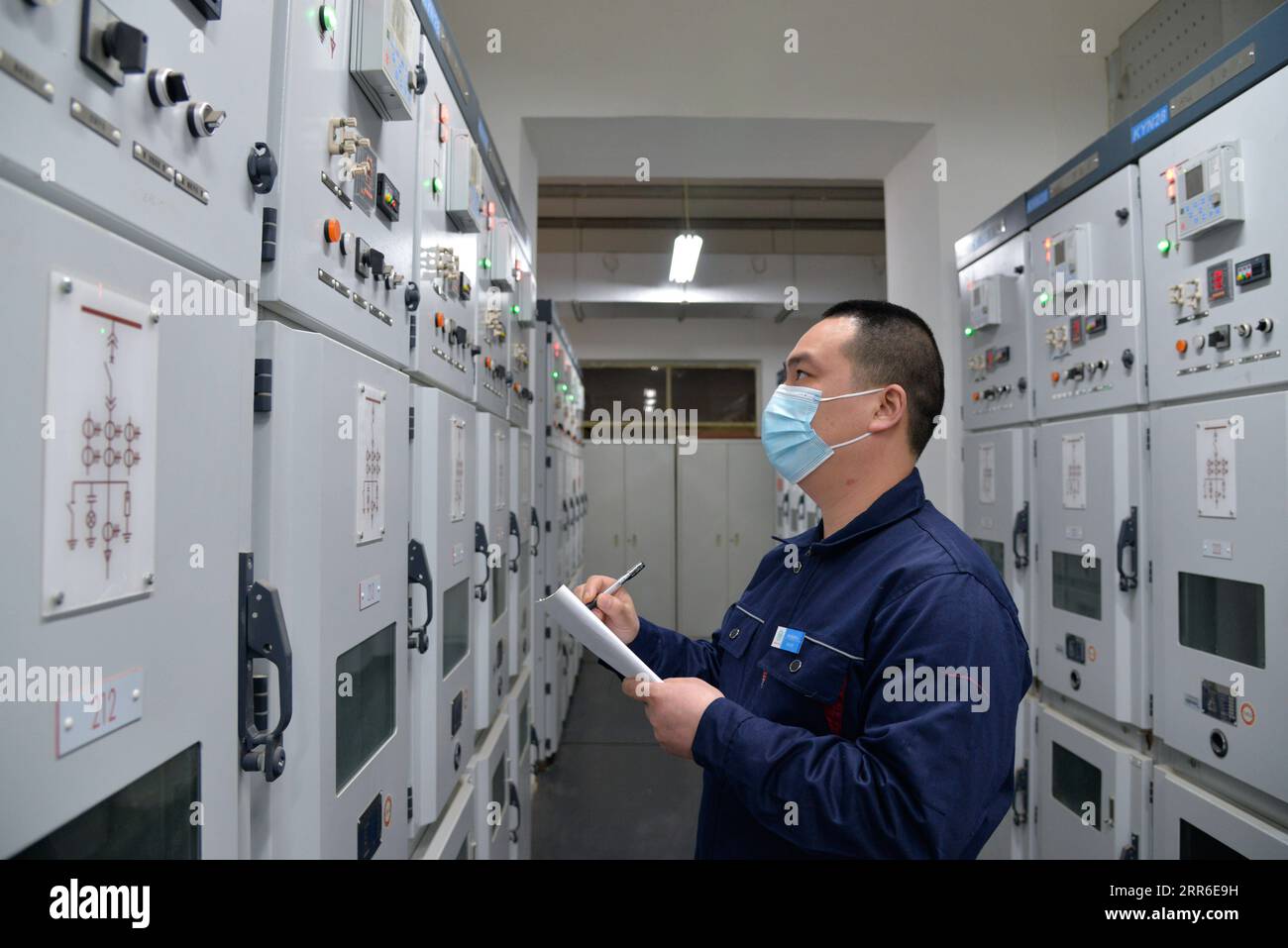 210209 -- BEIJING, le 9 février 2021 -- Liu Shuaishuai, technicien en électricité, vérifie les dispositifs d'alimentation électrique à l'Université Jiaotong de Beijing, capitale de la Chine, le 9 février 2021. Répondant à l appel de l État pour rester en place pour le prochain Festival du printemps, ou le nouvel an lunaire chinois, comme mesure de prévention et de contrôle du COVID-19, plus de 1 000 étudiants et facultés de l Université Jiaotong de Beijing ont choisi de passer leurs vacances sur le campus. Plus de 700 membres du personnel de la restauration, de la sécurité, de l'alimentation électrique et des services médicaux de l'université ont également collé à leurs postes de sorte que ces haras Banque D'Images