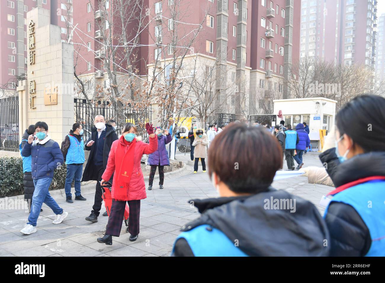 210210 -- BEIJING, le 10 février 2021 -- les résidents expriment leur gratitude en saluant les travailleurs communautaires en sortant de la communauté de Ronghui dans le district de Daxing à Beijing, capitale de la Chine, le 10 février 2021. Pékin a nettoyé toutes les zones présentant des risques moyens et élevés d’infection par le COVID-19, selon une conférence de presse tenue mardi. Mardi, la communauté résidentielle de Ronghui a été déclassée en zone à faible risque. Actuellement, toutes les zones de Pékin sont des zones à faible risque d’infection au COVID-19. CHINE-PÉKIN-DAXING-COVID-19-NIVEAU DE RISQUE-DÉCLASSEMENT DU CN SUNXRUIBO PUBLICATIONXNOTXINXCHN Banque D'Images