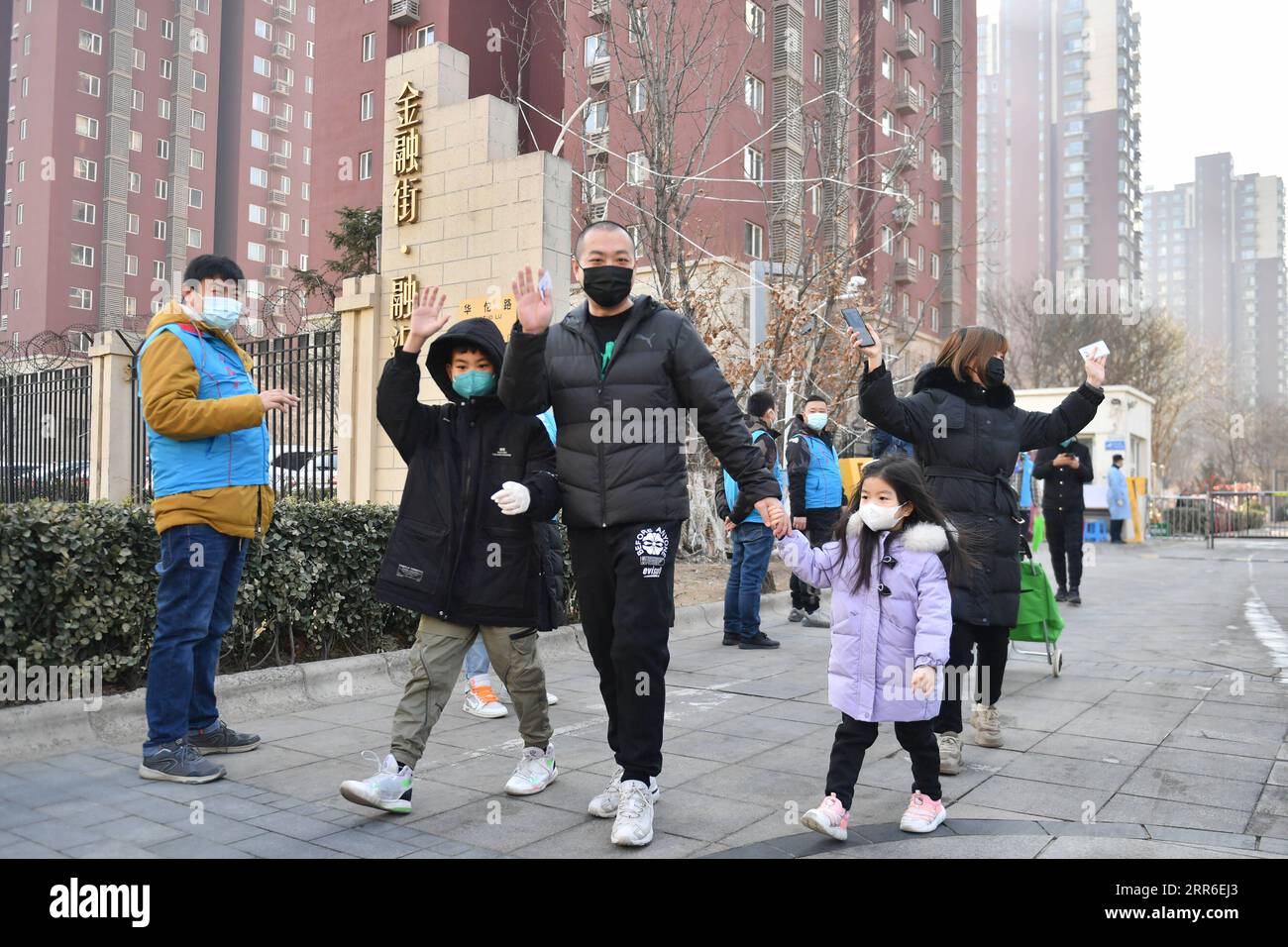 210210 -- BEIJING, le 10 février 2021 -- les résidents expriment leur gratitude en saluant les travailleurs communautaires en sortant de la communauté de Ronghui dans le district de Daxing à Beijing, capitale de la Chine, le 10 février 2021. Pékin a nettoyé toutes les zones présentant des risques moyens et élevés d’infection par le COVID-19, selon une conférence de presse tenue mardi. Mardi, la communauté résidentielle de Ronghui a été déclassée en zone à faible risque. Actuellement, toutes les zones de Pékin sont des zones à faible risque d’infection au COVID-19. CHINE-PÉKIN-DAXING-COVID-19-NIVEAU DE RISQUE-DÉCLASSEMENT DU CN SUNXRUIBO PUBLICATIONXNOTXINXCHN Banque D'Images