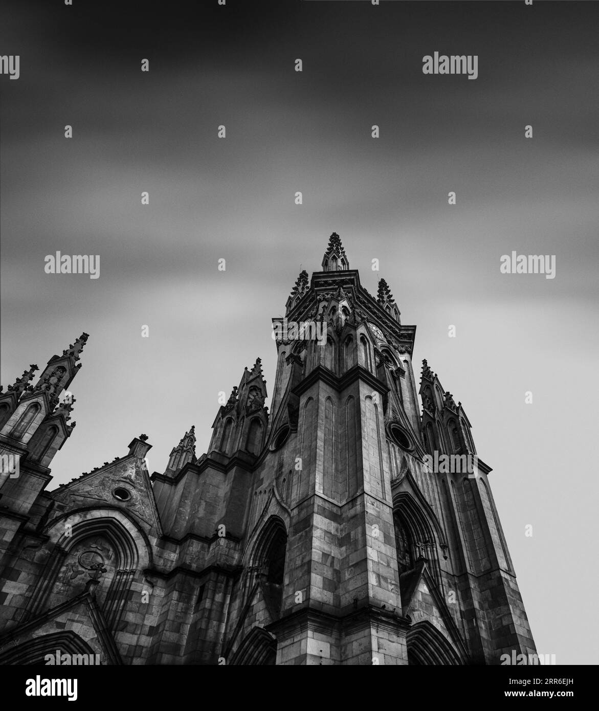 Église notre-Dame de Lourdes détail des tours en noir et blanc Chapinero Bogota Colombie Banque D'Images