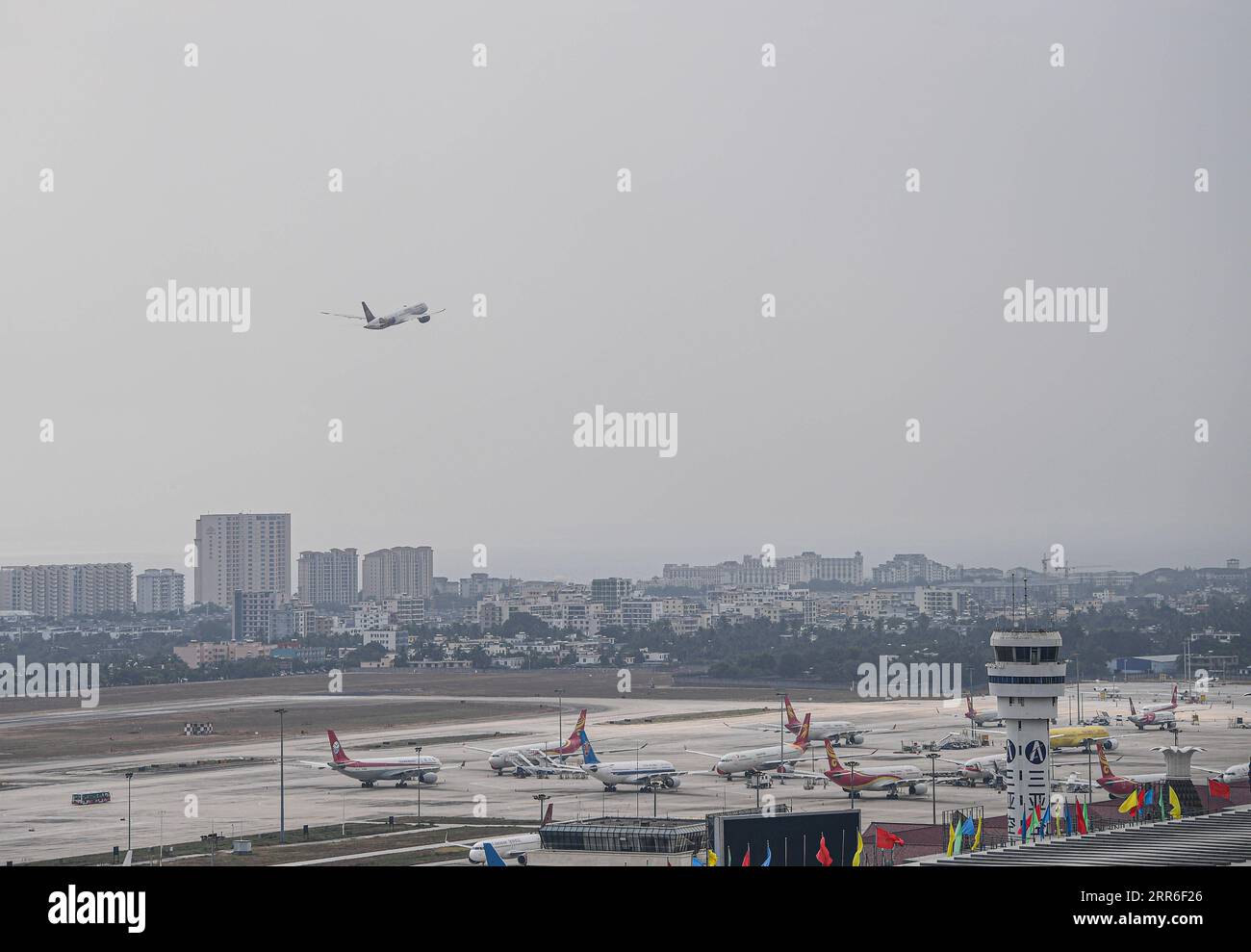 210211 -- SANYA, le 11 février 2021 -- Un avion décolle à l'aéroport international de Sanya Phoenix à Sanya, dans la province de Hainan du sud de la Chine, le 28 janvier 2021. Hong Yuan, 29 ans, est contrôleur de la circulation aérienne à la tour de contrôle de la circulation aérienne de Sanya. En tant que contrôleur de la circulation aérienne, Hong est responsable de la navigation aérienne, de guider les pilotes pendant le décollage et l'atterrissage, et de surveiller les avions lorsqu'ils voyagent dans le ciel. Ce travail exige une grande attention. Les membres du personnel sont donc censés prendre une pause toutes les deux heures pour se remettre du travail intense. Au cours de l'année dernière, le contrôle du trafic aérien Banque D'Images