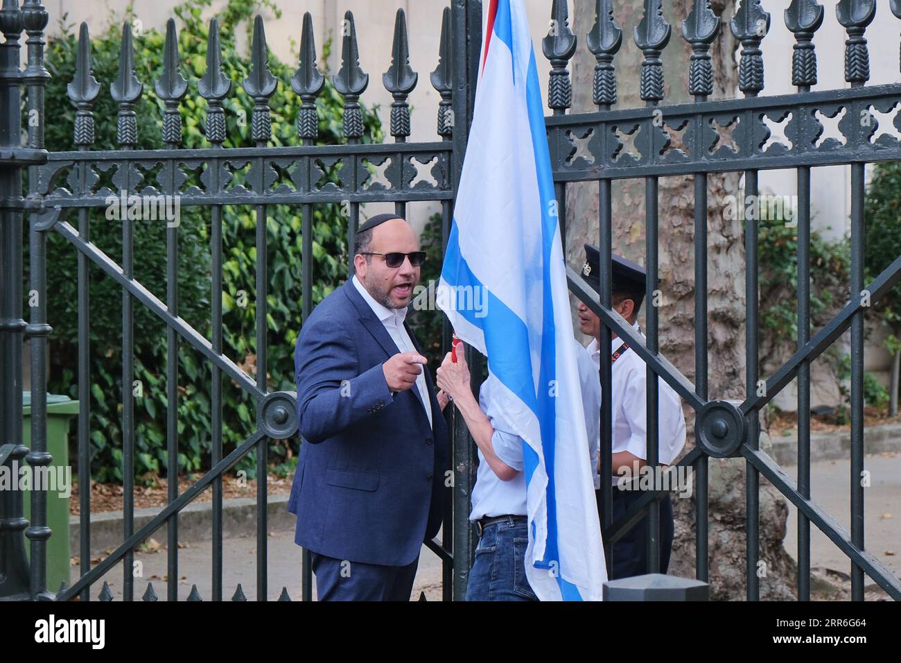 Londres, Royaume-Uni. 6 septembre 2023. Les Britanniques-Israéliens protestent contre la visite du ministre de la diaspora Amitchai Chikli devant l'ambassade du pays, où il devait rencontrer des responsables et des membres de la communauté juive pour une réception de boissons Rosh Hashanah. Dans le passé, le ministre a critiqué le défilé de la fierté de tel Aviv, en plus de faire d'autres déclarations incendiaires. Crédit : Photographie de onzième heure / Alamy Live News Banque D'Images