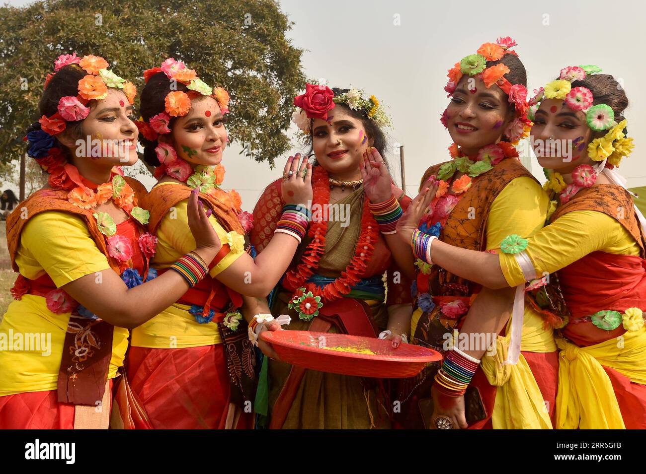 210214 -- DHAKA, le 14 février 2021 -- les gens célèbrent Pohela Falgun, premier jour du printemps du mois bengali de Falgun, et la Saint-Valentin à Dhaka, Bangladesh, le 14 février 2021. BANGLADESH-DHAKA-CELEBRATIONS Salim PUBLICATIONxNOTxINxCHN Banque D'Images