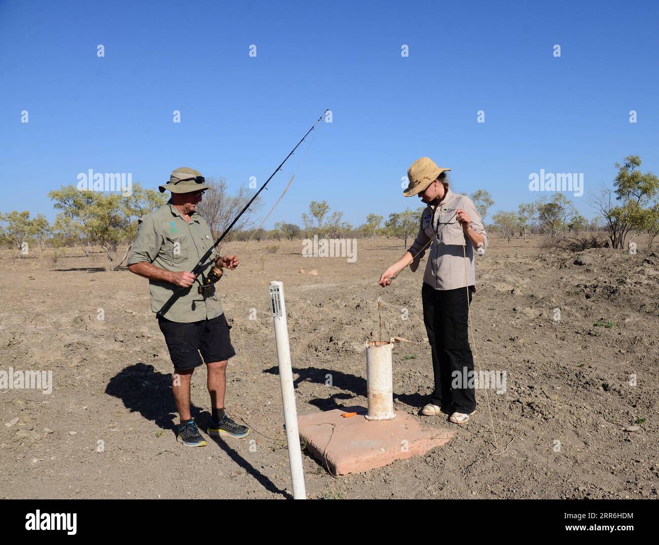 210216 -- CANBERRA, 16 février 2021 -- une photo fournie par l'Organisation de recherche scientifique et industrielle du Commonwealth le 16 février 2021 montre des chercheurs pêchant la stygofaune dans le territoire du Nord central, en Australie. Des chercheurs de l agence scientifique nationale australienne ont découvert de nouvelles espèces de crustacés dans les cours d eau souterrains du nord du pays. /Document via Xinhua AUSTRALIE-NOUVELLE ESPÈCE DE CRUSTACÉS-DÉCOUVERTE CSIRO PUBLICATIONxNOTxINxCHN Banque D'Images