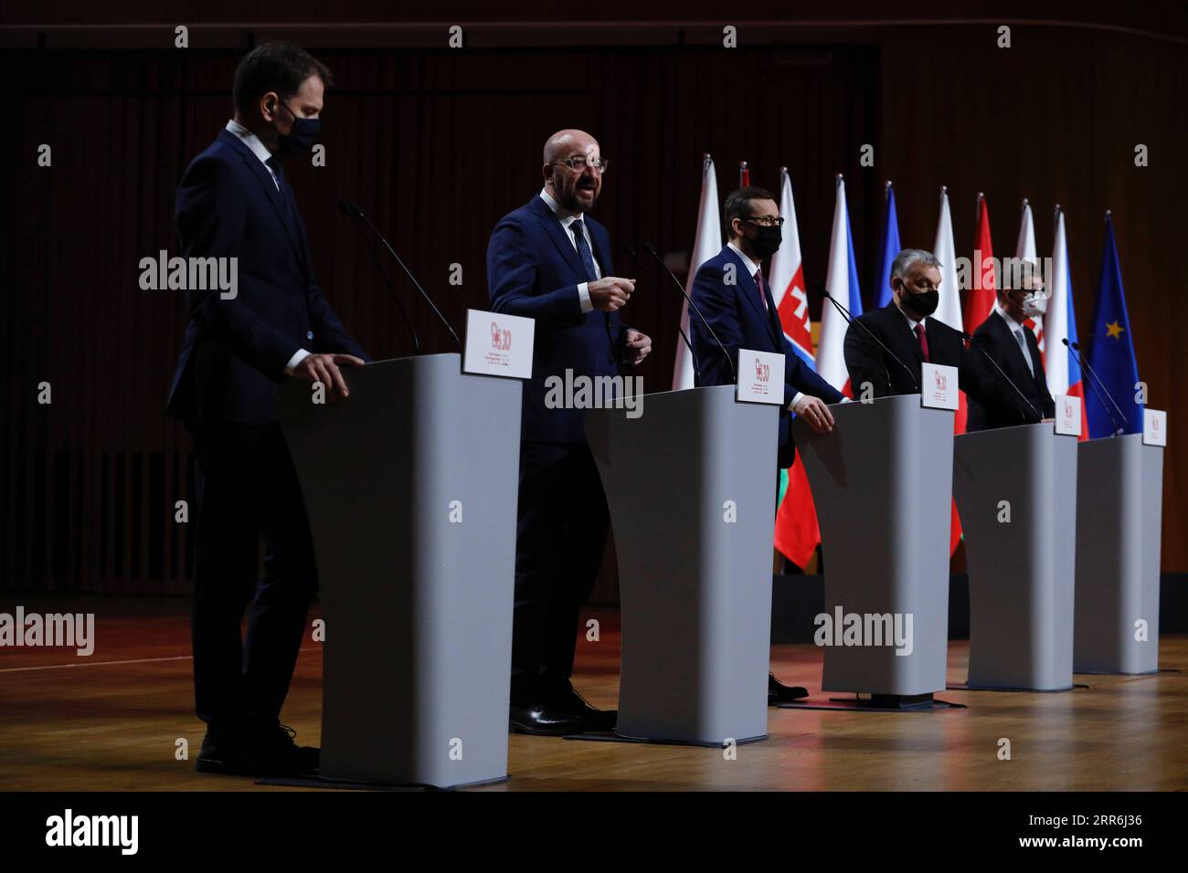 210217 -- CRACOVIE POLOGNE, 17 février 2021 -- le Premier ministre slovaque Igor Matovic, le Président du Conseil européen Charles Michel, le Premier ministre polonais Mateusz Morawiecki, le Premier ministre hongrois Viktor Orban et le Premier ministre tchèque Andrej Babis de gauche à droite assistent à une conférence de presse après le sommet V4 du Groupe Visegrad à Cracovie, en Pologne, le 17 février 2021. Les premiers ministres de la Pologne, de la Hongrie, de la République tchèque et de la Slovaquie se sont réunis mercredi à Cracovie pour discuter de la pandémie de COVID-19 et marquer le 30e anniversaire du cadre de coopération V4 du Groupe de Visegrad. /Document via Xinhua POLAND-KRAKOW-vise Banque D'Images