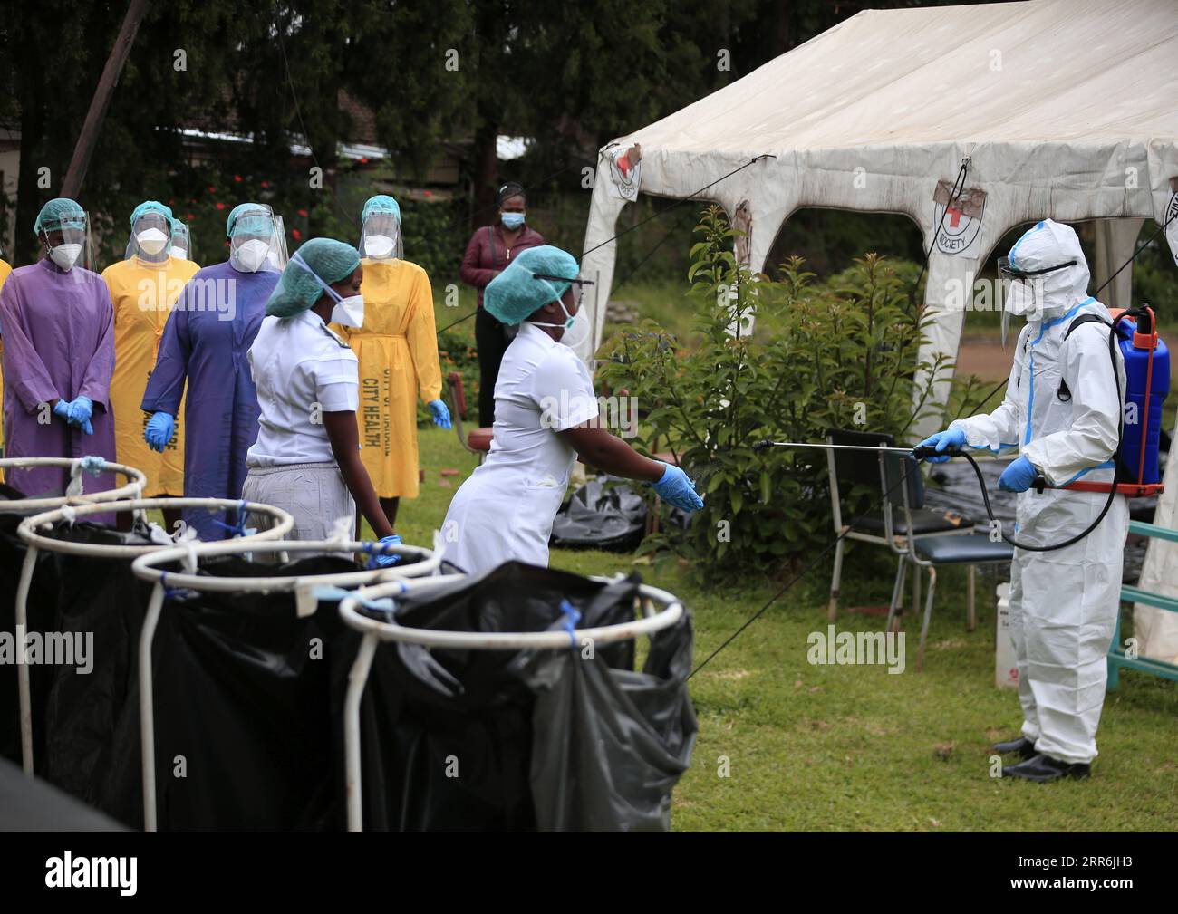 210218 -- HARARE, le 18 février 2021 -- des travailleurs médicaux sont désinfectés avant de recevoir les vaccins Sinopharm COVID-19, dans un hôpital de Harare, au Zimbabwe, le 18 février 2021. Jeudi, le gouvernement zimbabwéen a commencé à déployer son programme de vaccination contre le COVID-19 après l’arrivée du premier lot de vaccins Sinopharm donnés par le gouvernement chinois. Photo de /Xinhua ZIMBABWE-HARARE-COVID-19 VACCINATION ShaunxJusa PUBLICATIONxNOTxINxCHN Banque D'Images