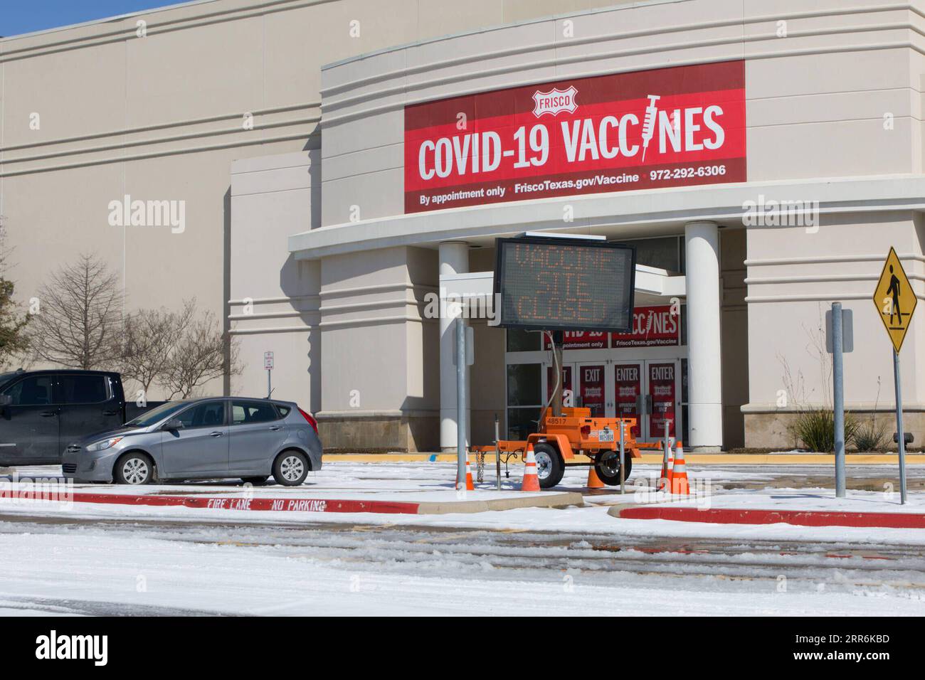 210220 -- FRISCO, 20 février 2021 -- la photo prise le 19 février 2021 montre un centre fermé de vaccination contre la COVID-19 à Frisco, Texas, États-Unis. Le déploiement du vaccin contre la COVID-19 aux États-Unis a été entravé par des coupures de courant au milieu des tempêtes hivernales en cours dans une grande partie du pays, presque tous les États connaissant des retards d’expédition. Photo de /Xinhua U.S.-TEXAS-FRISCO-VACCINE CENTER-FERMETURE DanxTian PUBLICATIONxNOTxINxCHN Banque D'Images