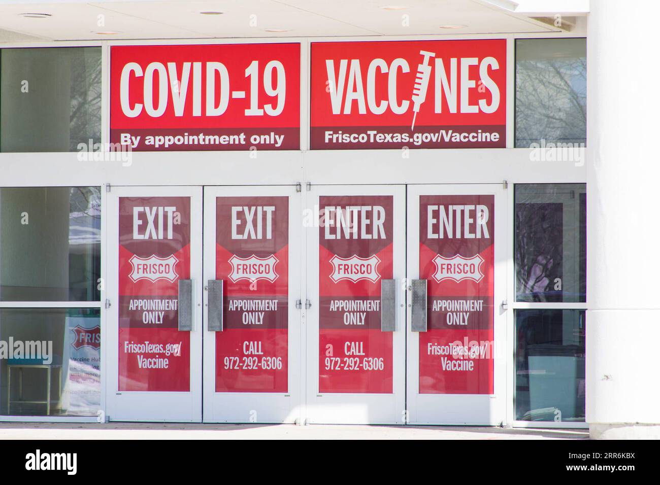 210220 -- FRISCO, 20 février 2021 -- la photo prise le 19 février 2021 montre un centre fermé de vaccination contre la COVID-19 à Frisco, Texas, États-Unis. Le déploiement du vaccin contre la COVID-19 aux États-Unis a été entravé par des coupures de courant au milieu des tempêtes hivernales en cours dans une grande partie du pays, presque tous les États connaissant des retards d’expédition. Photo de /Xinhua U.S.-TEXAS-FRISCO-VACCINE CENTER-FERMETURE DanxTian PUBLICATIONxNOTxINxCHN Banque D'Images