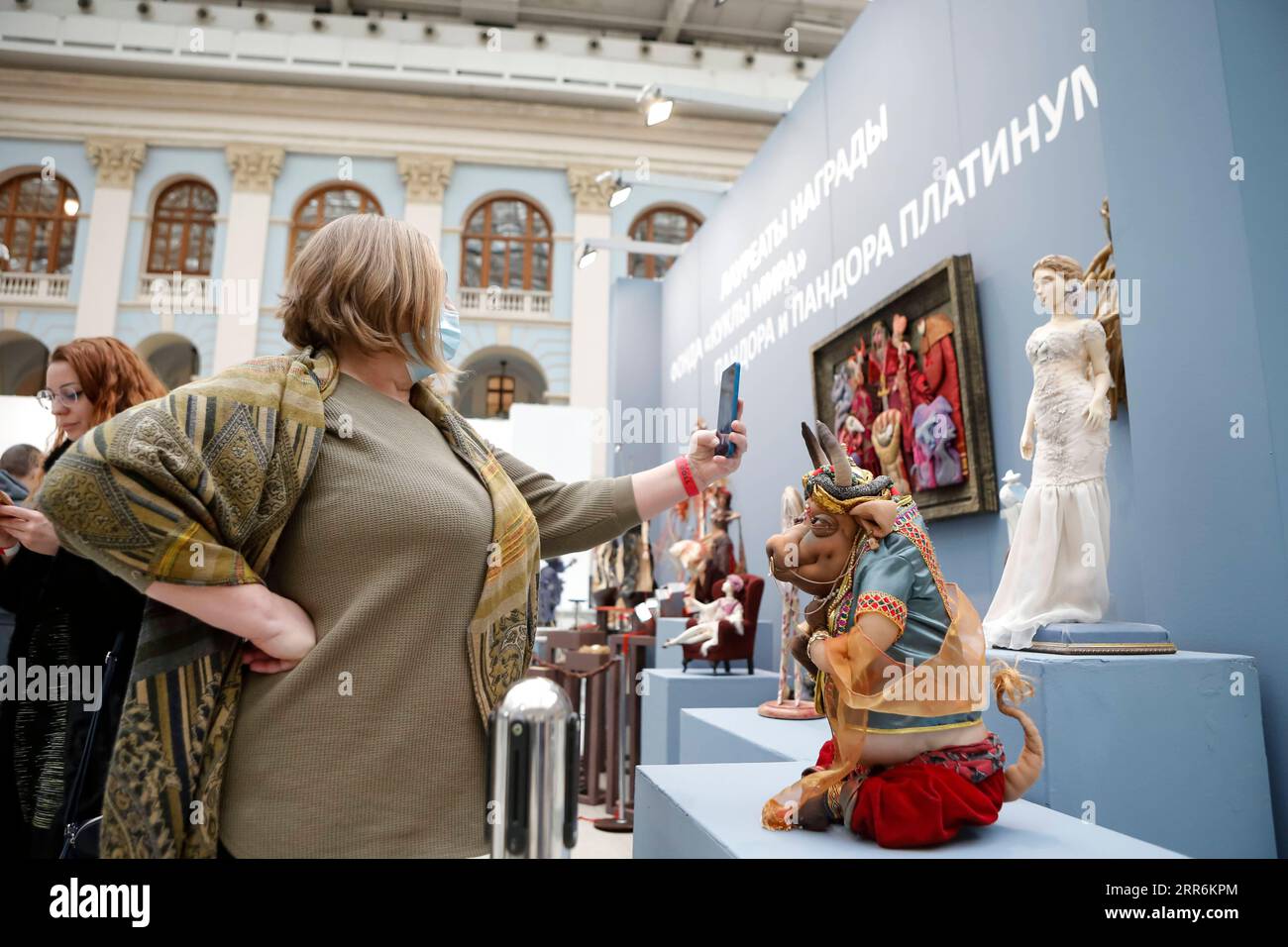 210220 -- MOSCOU, le 20 février 2021 -- Un visiteur portant un masque facial prend des photos de poupées exposées lors de l'exposition internationale de poupées The Art of Doll à Moscou, Russie, le 20 février 2021. Des dizaines de milliers de poupées fabriquées par plus de 1 000 artistes sont exposées lors de l’exposition qui dure du 19 au 22 février. Photo de /Xinhua RUSSIA-MOSCOW-DOLL EXHIBITION AlexanderxZemlianichenkoxJr PUBLICATIONxNOTxINxCHN Banque D'Images