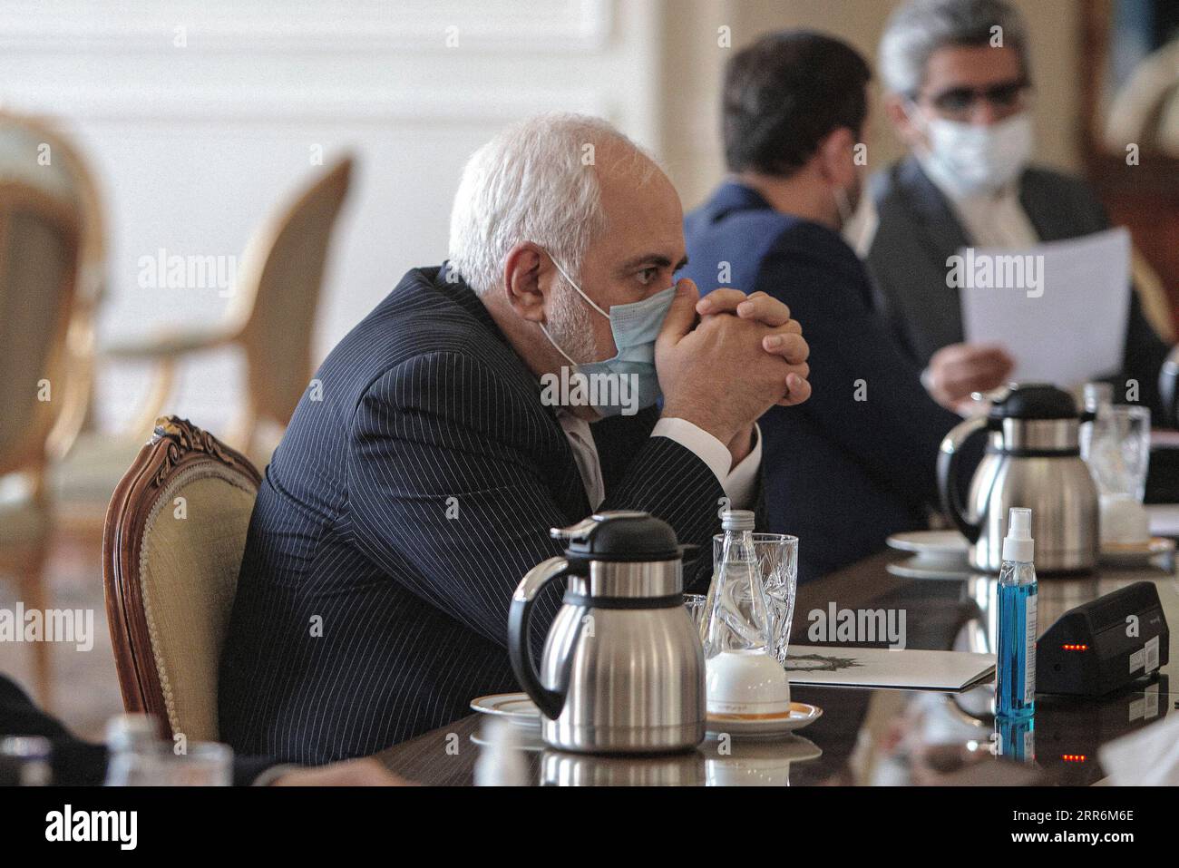 210221 -- TÉHÉRAN, le 21 février 2021 -- le ministre iranien des Affaires étrangères Mohammad Javad Zarif est vu lors d'une réunion avec le directeur général de l'AIEA de l'Agence internationale de l'énergie atomique Rafael Grossi non vu sur la photo à Téhéran, Iran, le 21 février 2021. Au cours de la réunion de dimanche entre Zarif et Grossi, ils ont échangé leurs points de vue sur la coopération Iran-AIEA conformément à l’accord de garanties. Photo de /Xinhua IRAN-TEHRAN-FM-AIEA-GROSSI-MEETING AhmadxHalabisaz PUBLICATIONxNOTxINxCHN Banque D'Images