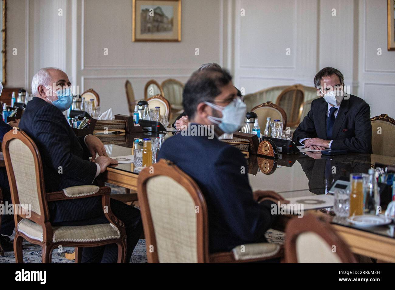 210221 -- TÉHÉRAN, le 21 février 2021 -- le ministre iranien des Affaires étrangères Mohammad Javad Zarif L rencontre le directeur général de l'Agence internationale de l'énergie atomique, Rafael Grossi R, à Téhéran, Iran, le 21 février 2021. Au cours de la réunion de dimanche entre Zarif et Grossi, ils ont échangé leurs points de vue sur la coopération Iran-AIEA conformément à l’accord de garanties. Photo de /Xinhua IRAN-TEHRAN-ZARIF-AIEA-GROSSI-MEETING AhmadxHalabisaz PUBLICATIONxNOTxINxCHN Banque D'Images