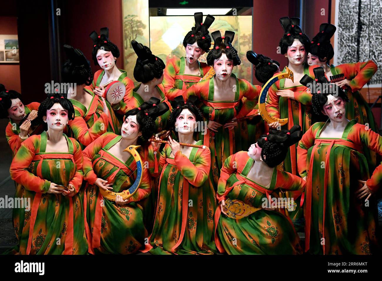 210222 -- ZHENGZHOU, le 22 février 2021 -- des danseurs posent pour des photos lors de l'enregistrement d'un programme au Musée Henan à Zhengzhou, dans la province du Henan au centre de la Chine, le 20 février 2021. Quatorze danseurs du Zhengzhou Song and Dance Theater ont été très occupés depuis que la danse qu'ils ont jouée est devenue virale en ligne. Le spectacle, nommé banquet du palais Tang, a été mis en scène lors du gala du festival de printemps de la province du Henan. Brillamment chorégraphiée et jouée, la danse a presque fait revivre les anciennes figurines dansantes de la dynastie Tang 618-907. La performance banquet du palais Tang, inspiré par la danse fi Banque D'Images