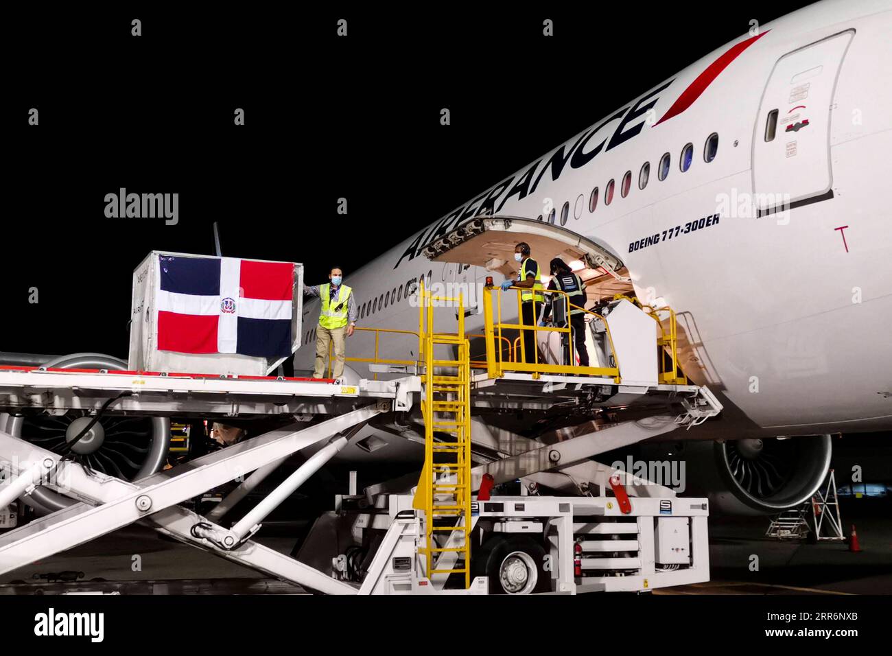 210224 -- SAINT-DOMINGUE, le 24 février 2021 -- des membres du personnel déchargent un lot de vaccins chinois contre la COVID-19 de Sinovac depuis l'avion à l'aéroport international de Saint-Domingue, en République dominicaine, le 23 février 2021. La République dominicaine a reçu mardi soir une cargaison de vaccins développés par la société pharmaceutique chinoise Sinovac, ont déclaré les autorités. Photo de Sun Ning/Xinhua RÉPUBLIQUE DOMINICAINE-SAINT-DOMINGUE-CHINE-COVID-19-VACCIN-ARRIVÉE DominicanxRépublique sxViceprésidence PUBLICATIONxNOTxINxCHN Banque D'Images