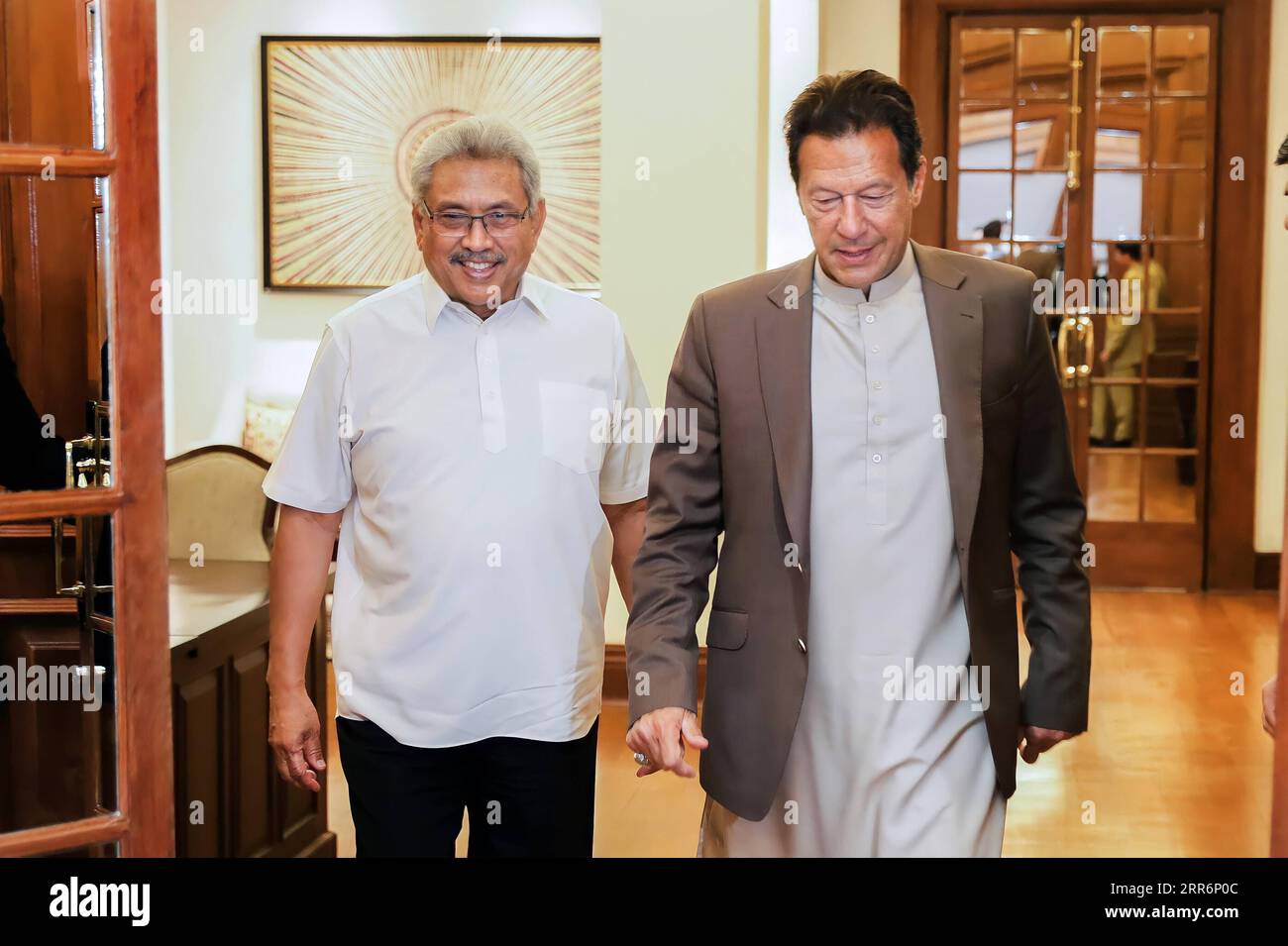 210224 -- COLOMBO, le 24 février 2021 -- le président sri-lankais Gotabaya Rajapaksa L rencontre le Premier ministre pakistanais Imran Khan au Secrétariat présidentiel à Colombo, au Sri Lanka, le 24 février 2021. Le Pakistan et le Sri Lanka ont convenu mercredi de renforcer la coopération dans plusieurs domaines, dont l'agriculture. L'accord est venu alors que le Premier ministre pakistanais Imran Khan a rencontré ici le président sri-lankais Gotabaya Rajapaksa pour des relations bilatérales. /Document via Xinhua SRI LANKA-COLOMBO-PAKISTAN PM-VISIT SrixLankanxPresidentxMediaxDivision PUBLICATIONxNOTxINxCHN Banque D'Images