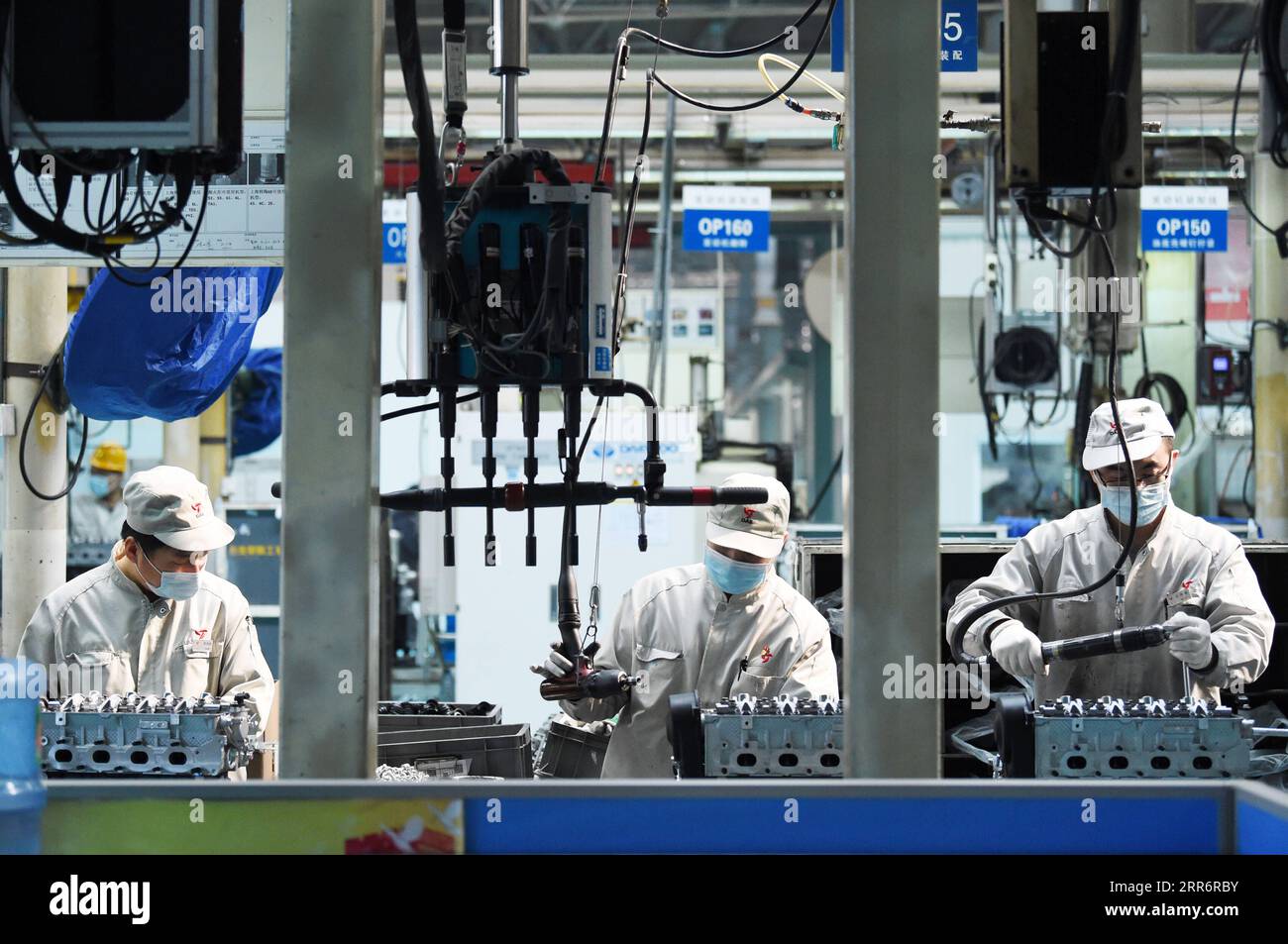 210226 -- HARBIN, 26 février 2021 -- des gens travaillent dans un atelier de Harbin Dongan Automotive Engine Manufacturing Co., Ltd. Dans la province du Heilongjiang du nord-est de la Chine, le 25 février 2021. En janvier 2021, les ventes de produits et le chiffre d affaires de la société ont augmenté respectivement de 10,79 % et 18,34 % en glissement annuel. CHINE-HEILONGJIANG-HARBIN-MOTEUR-FABRICANT CN WANGXJIANWEI PUBLICATIONXNOTXINXCHN Banque D'Images