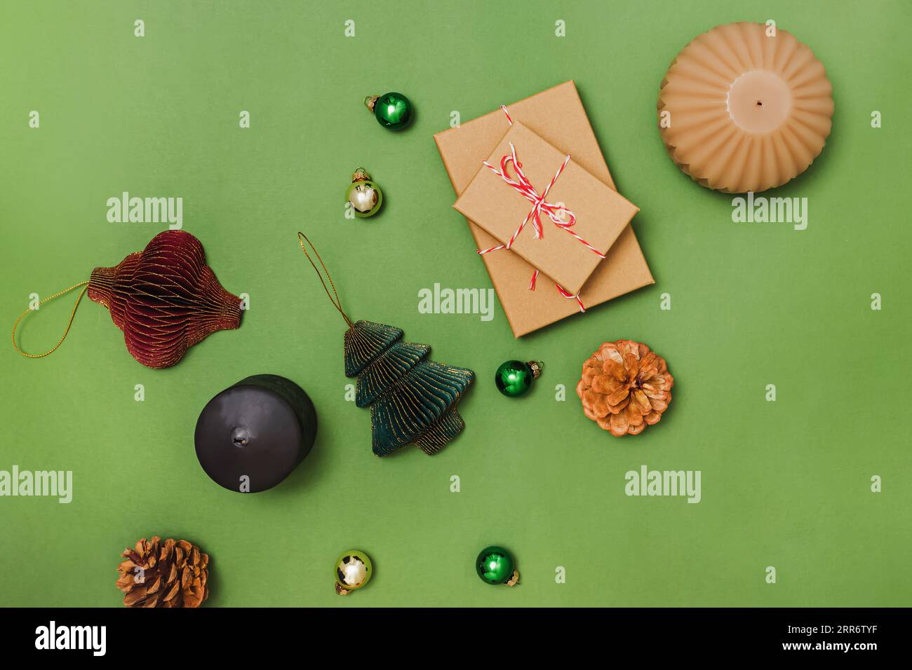 Préparer le décor et les cadeaux de Noël, composition de nature morte sur fond vert, vue de dessus Banque D'Images