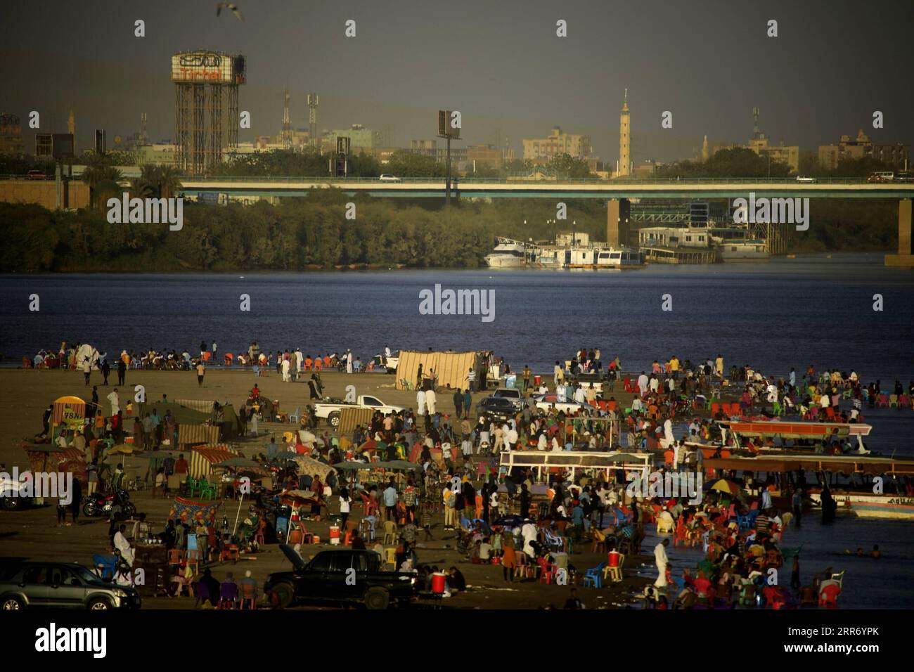 210305 -- KHARTOUM, le 5 mars 2021 -- les gens profitent de leur week-end dans l'eau et sur la plage du Nil Bleu à Khartoum, Soudan, le 5 mars 2021. Photo de /Xinhua SUDAN-KHARTOUM-DAILY LIFE-WEEKEND MohamedxKhidir PUBLICATIONxNOTxINxCHN Banque D'Images