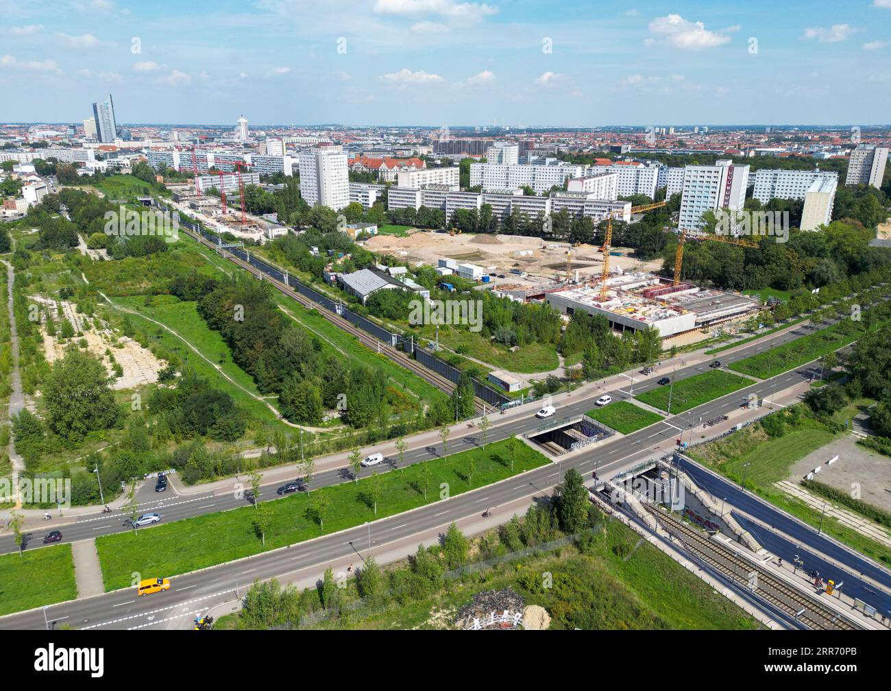 23 août 2023, Saxe, Leipzig : vue de l'espace ouvert non aménagé derrière la gare Bayerischer Bahnhof au sud de Leipzig, avec le pont Semmelweißbrücke sur Kurt-Eisner-Strasse au premier plan. Avec le plan de développement n° 397,1 'Urban Space Bayerischer Bahnhof - Urban Quarter Lößniger Straße', un nouveau quartier doit être créé sur la friche de 36 hectares. Un parc de huit hectares, environ 1 800 appartements, écoles, salles de sport, garderies, des magasins et environ 150 000 mètres carrés d'espace commercial sont prévus dans le quartier des deux côtés de la route du tunnel de la ville. (Antenne Banque D'Images
