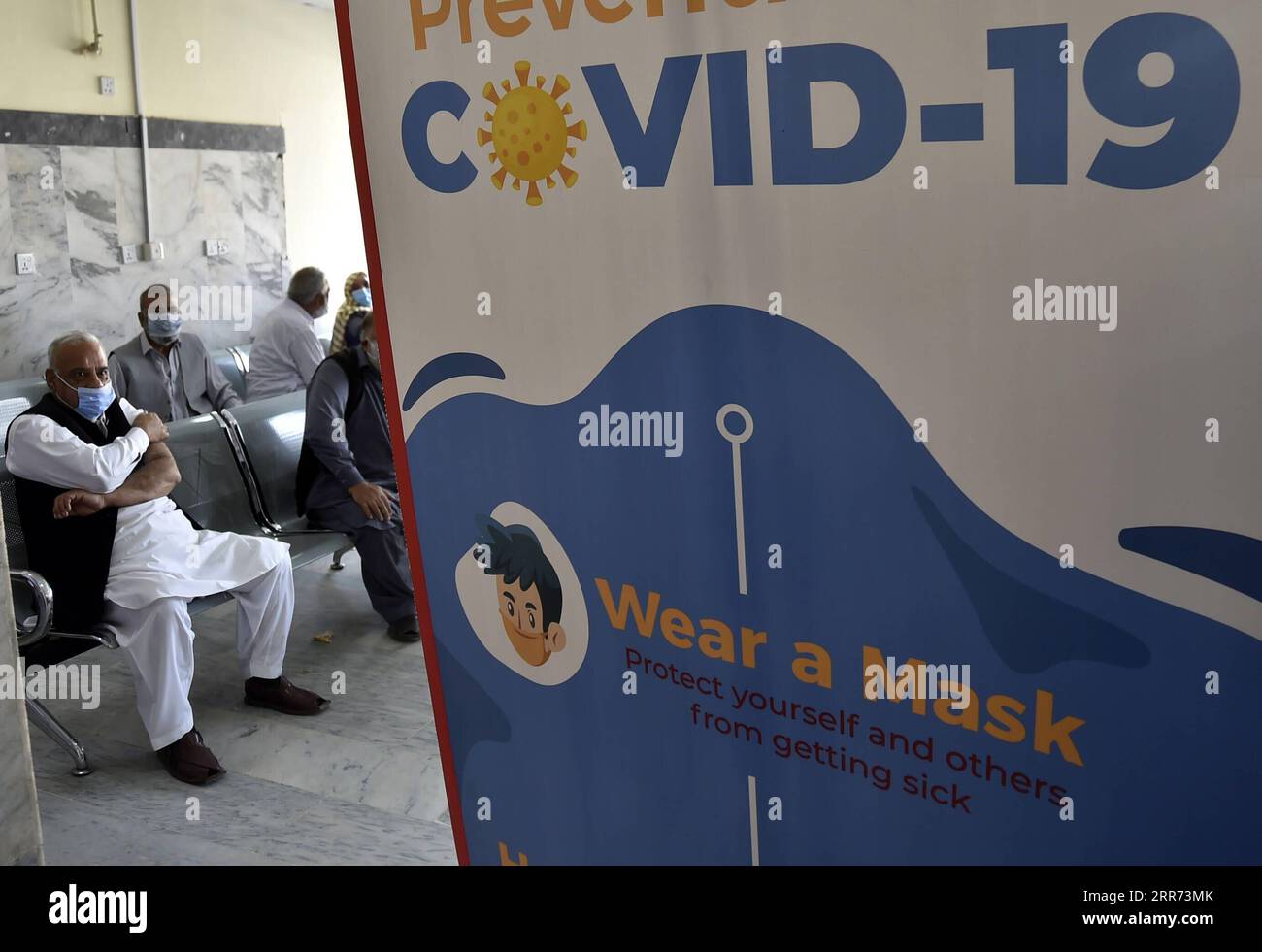 210311 -- PESHAWAR, le 11 mars 2021 -- des personnes âgées attendent de recevoir des vaccins contre le COVID-19 dans un centre de vaccination dans le nord-ouest du Pakistan, Peshawar, le 10 mars 2021. Le Pakistan a commencé à vacciner les personnes âgées de 60 ans et plus mercredi. Photo de /Xinhua PAKISTAN-COVID-19-VACCINATION-SENIORS SaeedxAhmad PUBLICATIONxNOTxINxCHN Banque D'Images