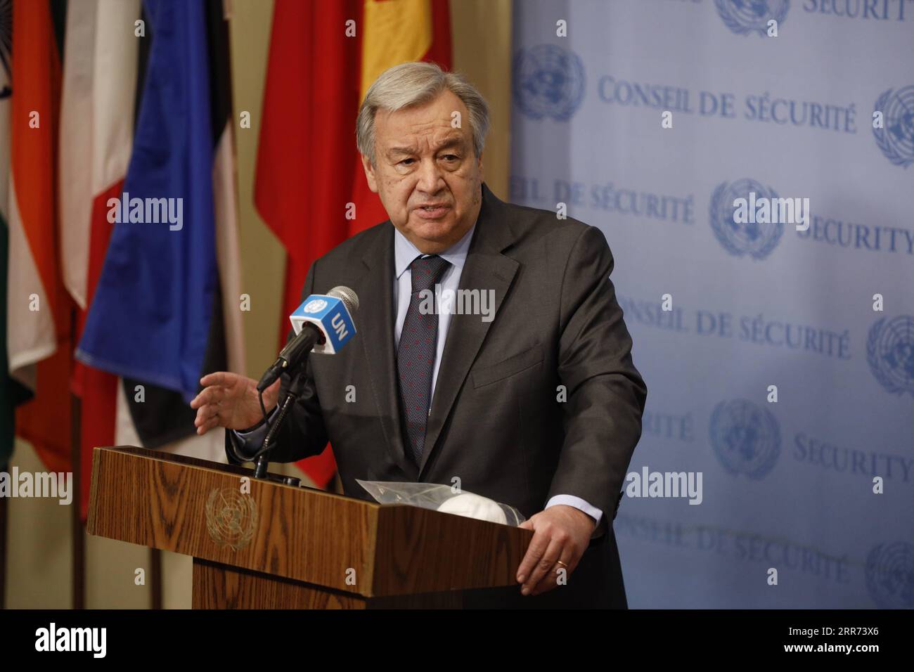 210311 -- NATIONS UNIES, le 11 mars 2021 -- le secrétaire général des Nations Unies Antonio Guterres prend la parole lors d'une rencontre de presse marquant le 10e anniversaire du conflit syrien au siège de l'ONU à New York, le 10 mars 2021. Le Secrétaire général des Nations Unies Antonio Guterres a exhorté mercredi la communauté internationale à continuer d’atteindre tous les Syriens qui ont besoin d’aide humanitaire. ANNIVERSAIRE DU CONFLIT SYRIEN-ONU-ANTONIO GUTERRES XIEXE PUBLICATIONXNOTXINXCHN Banque D'Images