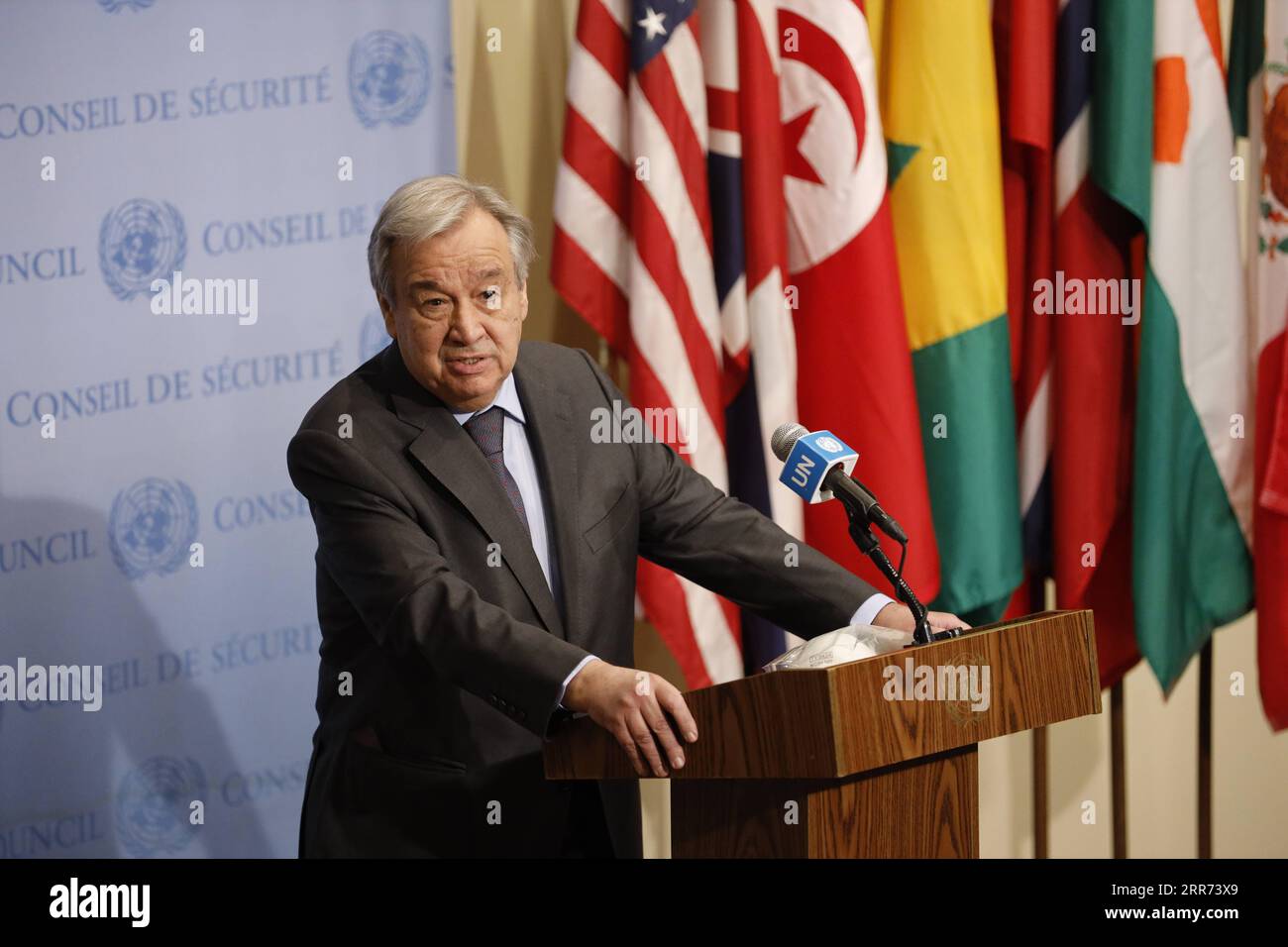210311 -- NATIONS UNIES, le 11 mars 2021 -- le secrétaire général des Nations Unies Antonio Guterres prend la parole lors d'une rencontre de presse marquant le 10e anniversaire du conflit syrien au siège de l'ONU à New York, le 10 mars 2021. Le Secrétaire général des Nations Unies Antonio Guterres a exhorté mercredi la communauté internationale à continuer d’atteindre tous les Syriens qui ont besoin d’aide humanitaire. ANNIVERSAIRE DU CONFLIT SYRIEN-ONU-ANTONIO GUTERRES XIEXE PUBLICATIONXNOTXINXCHN Banque D'Images