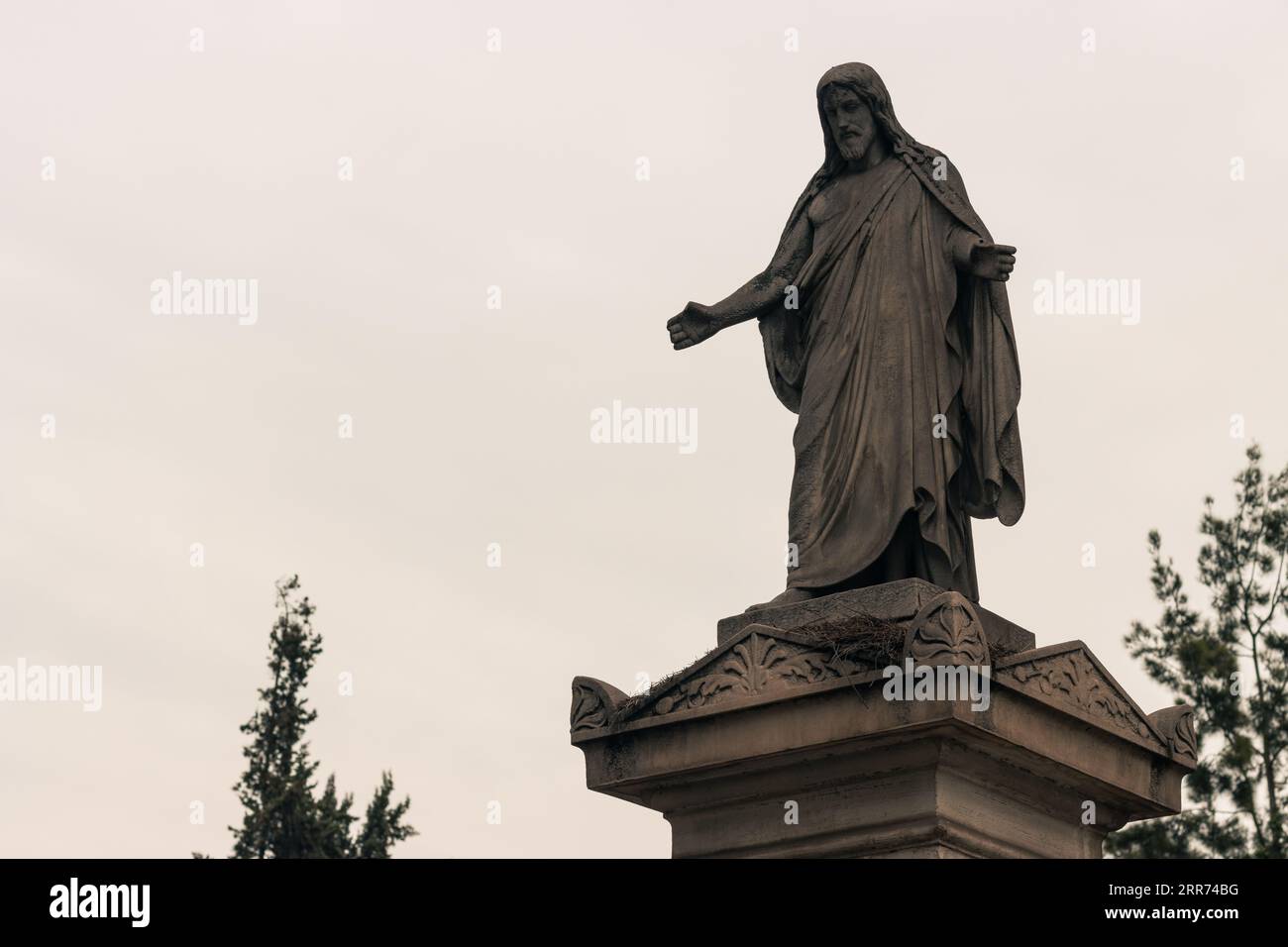 statue religieuse figure du christ ouvrant ses bras dans un cimetière extérieur. Banque D'Images