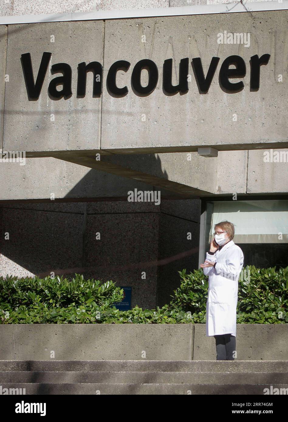 210311 -- VANCOUVER, le 11 mars 2021 -- Un médecin portant un masque facial parle au téléphone à l'extérieur de l'Hôpital général de Vancouver à Vancouver, Colombie-Britannique, Canada, le 11 mars 2021. Le gouvernement canadien a désigné le 11 mars comme Journée nationale d’observation pour commémorer les personnes décédées de la COVID-19. Jeudi après-midi, le Canada a signalé un total de 898 824 cas de COVID-19 et 22 363 décès, selon CTV. Photo de /Xinhua CANADA-VANCOUVER-COVID-19-JOURNÉE NATIONALE DE CÉLÉBRATION LiangxSen PUBLICATIONxNOTxINxCHN Banque D'Images