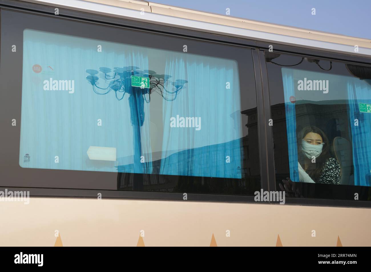 DEZHOU, CHINE - 7 SEPTEMBRE 2023 - Un étudiant de l'université de Shandong Dezhou dit au revoir à un ami de la ville de Dezhou, province de Shandong, en Chine, Banque D'Images