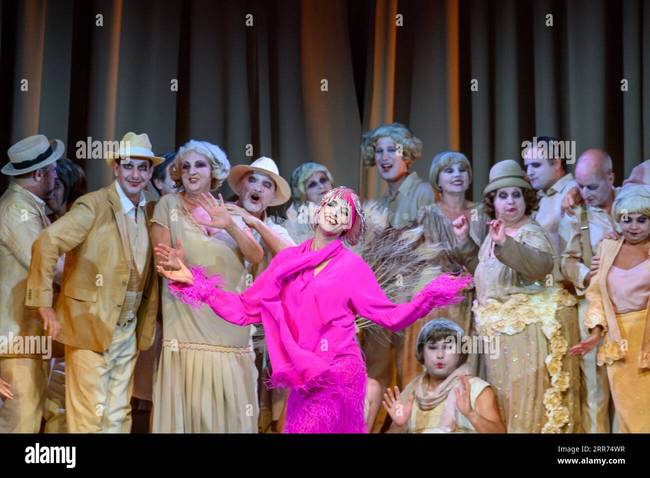 Magdeburg, Allemagne. 06 septembre 2023. Meike Hartmann dans le double rôle de Suzanne Provence et Princesse Laya répète une scène de la pièce 'la fleur d'Hawaï' avec l'ensemble du Théâtre Magdeburg. Avec la première le 08 septembre 2023, le Théâtre Magdeburg entre dans la nouvelle saison. Crédit : Klaus-Dietmar Gabbert/dpa/ZB/dpa/Alamy Live News Banque D'Images