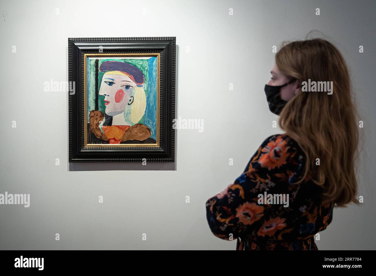 210316 -- PARIS, le 16 mars 2021 -- un membre du personnel voit Femme au Beret mauve à la maison de vente aux enchères Bonhams à Paris, France, le 16 mars 2021. Selon la maison de vente aux enchères Bonhams, Femme au Beret mauve, peinte par l’artiste espagnol Pablo Picasso en mars 1937, devrait être vendue aux enchères à New York en mai 2021. Photo par /Xinhua FRANCE-PARIS-FEMME au BERET MAUVE-AurelienxMorisard PUBLICATIONxNOTxINxCHN Banque D'Images