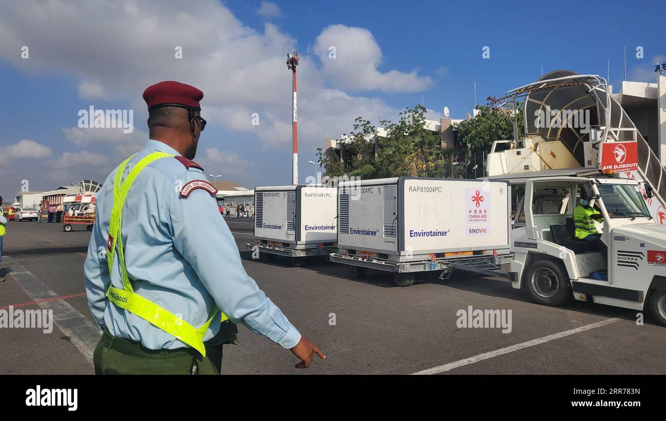 210318 -- AMBOULI DJIBOUTI, le 18 mars 2021 -- Un travailleur transfère des vaccins COVID-19 de Chine à l'aéroport international Djibouti-Ambouli dans la ville d'Ambouli, Djibouti, le 18 mars 2021. Le premier lot de vaccins COVID-19 en provenance de Chine est arrivé jeudi à Djibouti. Les vaccins, fabriqués par la société pharmaceutique chinoise Sinovac, aideront la campagne de vaccination du pays africain contre la pandémie. /Document via Xinhua DJIBOUTI-AMBOULI-CHINE-COVID-19 VACCINS-ARRIVÉE ChinesexEmbassyxinxDjibouti PUBLICATIONxNOTxINxCHN Banque D'Images