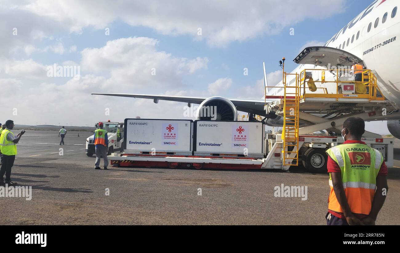 210318 -- AMBOULI DJIBOUTI, le 18 mars 2021 -- des travailleurs déchargent des vaccins contre la COVID-19 de Chine à l'aéroport international Djibouti-Ambouli, dans la ville d'Ambouli, Djibouti, le 18 mars 2021. Le premier lot de vaccins COVID-19 en provenance de Chine est arrivé jeudi à Djibouti. Les vaccins, fabriqués par la société pharmaceutique chinoise Sinovac, aideront la campagne de vaccination du pays africain contre la pandémie. /Document via Xinhua DJIBOUTI-AMBOULI-CHINE-COVID-19 VACCINS-ARRIVÉE ChinesexEmbassyxinxDjibouti PUBLICATIONxNOTxINxCHN Banque D'Images