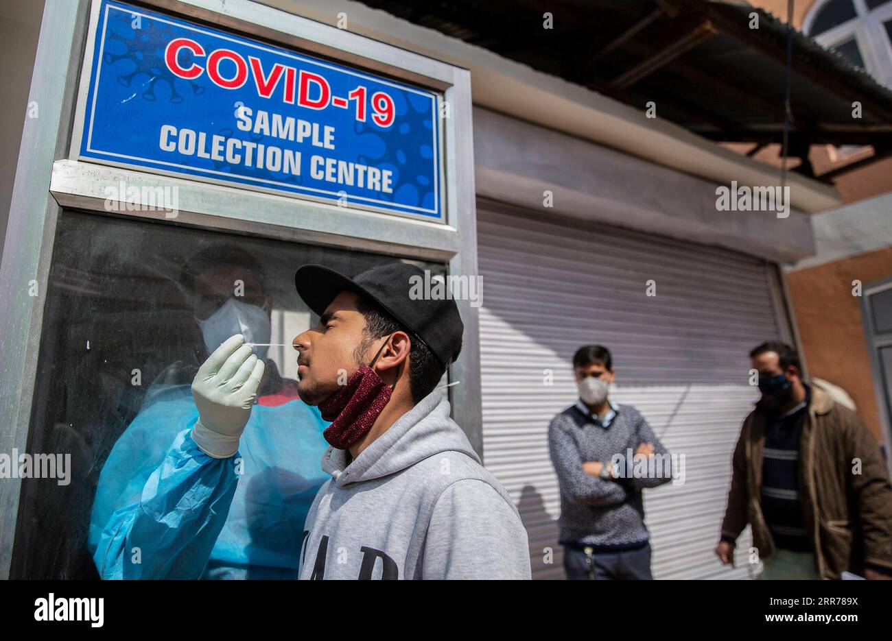 210319 -- SRINAGAR, le 19 mars 2021 -- Un agent de santé prélève un échantillon nasal d'un homme pour un test rapide d'antigène COVID-19 à Srinagar, la capitale estivale du Cachemire contrôlé par l'Inde, le 19 mars 2021. Le nombre de cas de COVID-19 en Inde est passé à 11 514 331 vendredi alors que 39 726 nouveaux cas ont été enregistrés au cours des dernières 24 heures, selon les dernières données du ministère de la Santé. KASHMIR-SRINAGAR-COVID-19-TEST-VACCINATION JavedxDar PUBLICATIONxNOTxINxCHN Banque D'Images