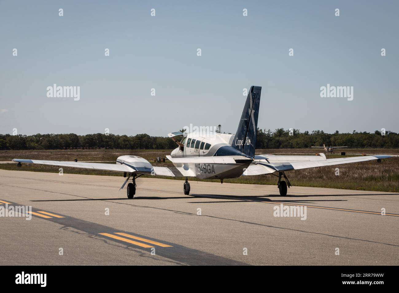 Un avion de Cape Airways roulant sur la piste de l'aéroport Martha's Vineyard à West Tisbury Banque D'Images